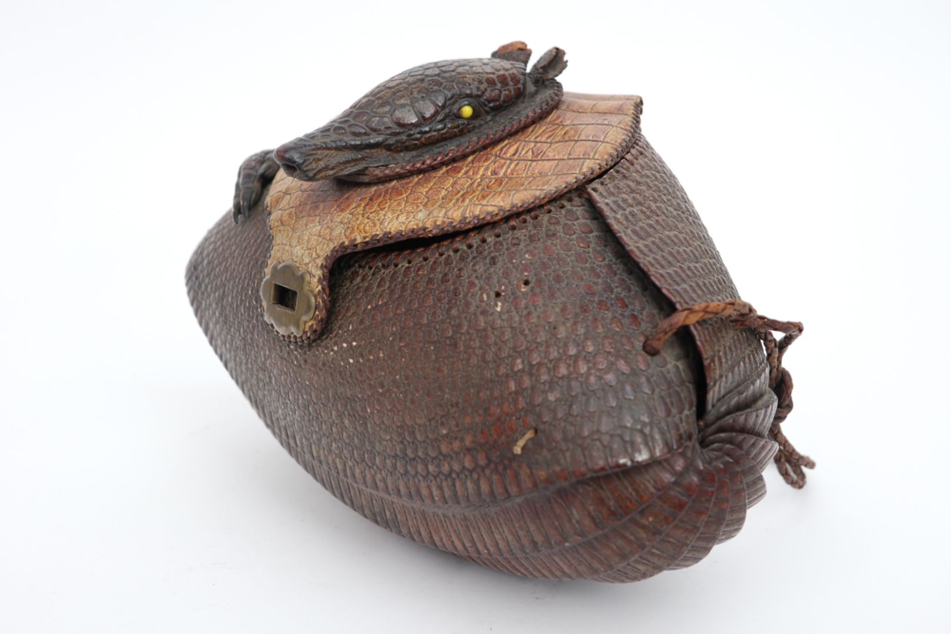 thirties' handbag made from an armadillo || Handtas gemaakt van een armadillo (gordeldier) in de - Bild 2 aus 5
