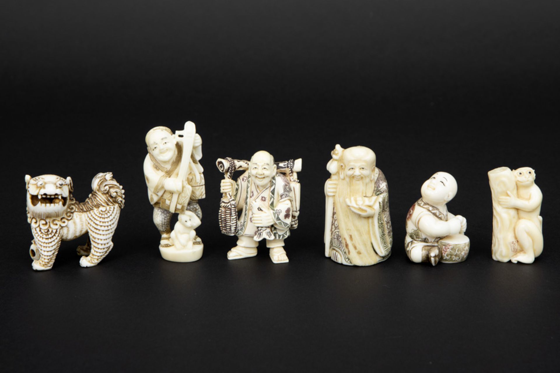 six Chinese netsuke || Lot van zes Chinese netsuké's