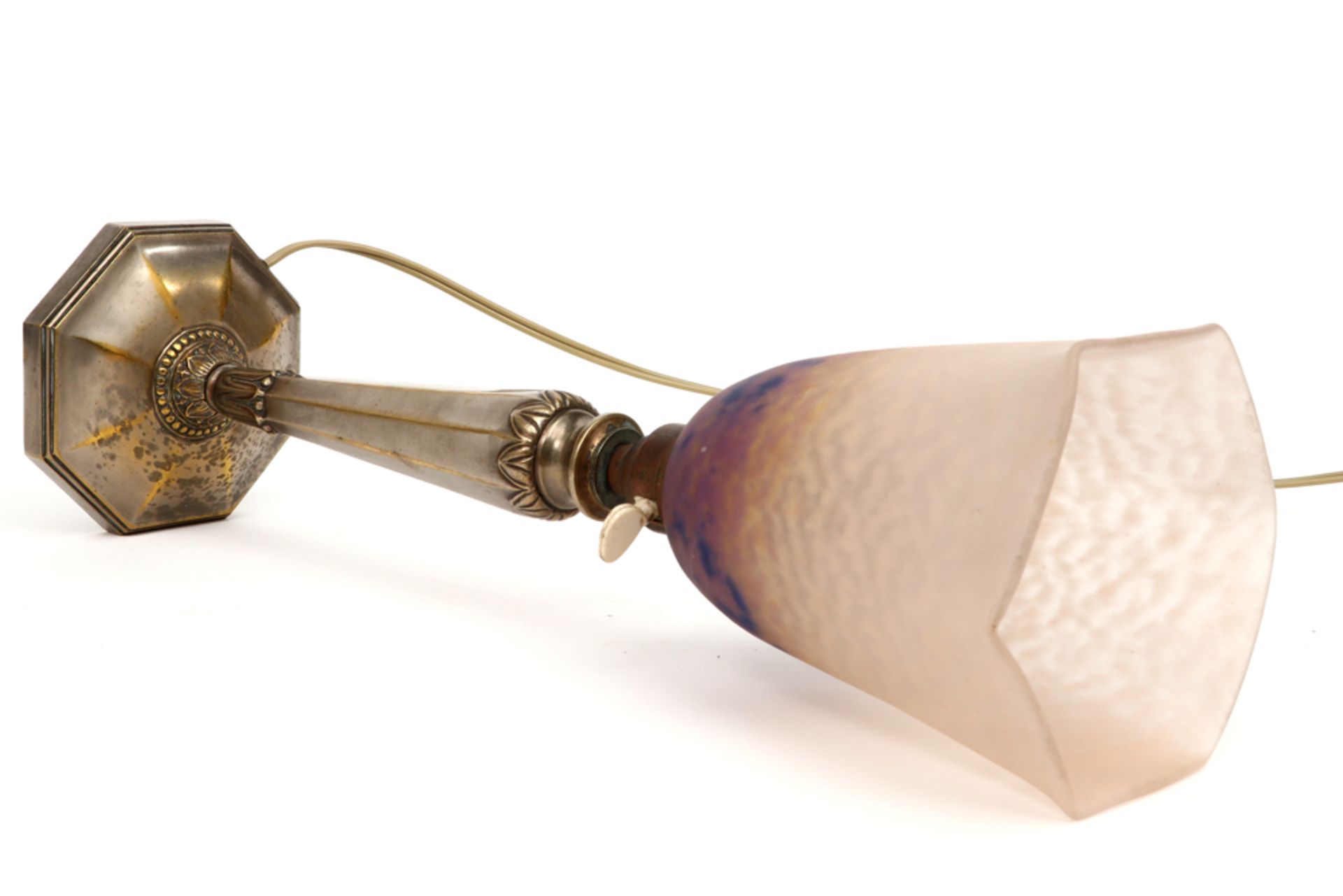 French Schneider signed Art Deco lamp with a silverplated base and a shade in pâte de verre || - Image 3 of 4
