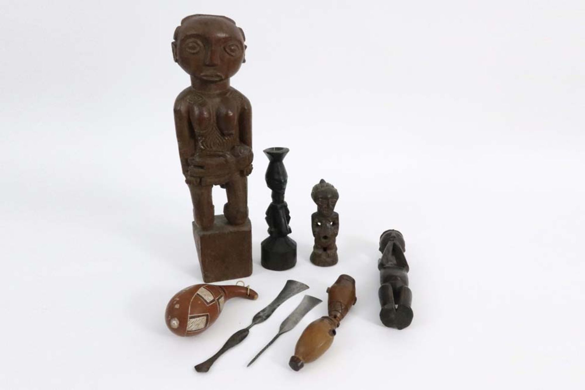 several ethnic items and sculptures (some in wood) || Lot etnische items met houtsculptuurtjes, ... - Image 2 of 2