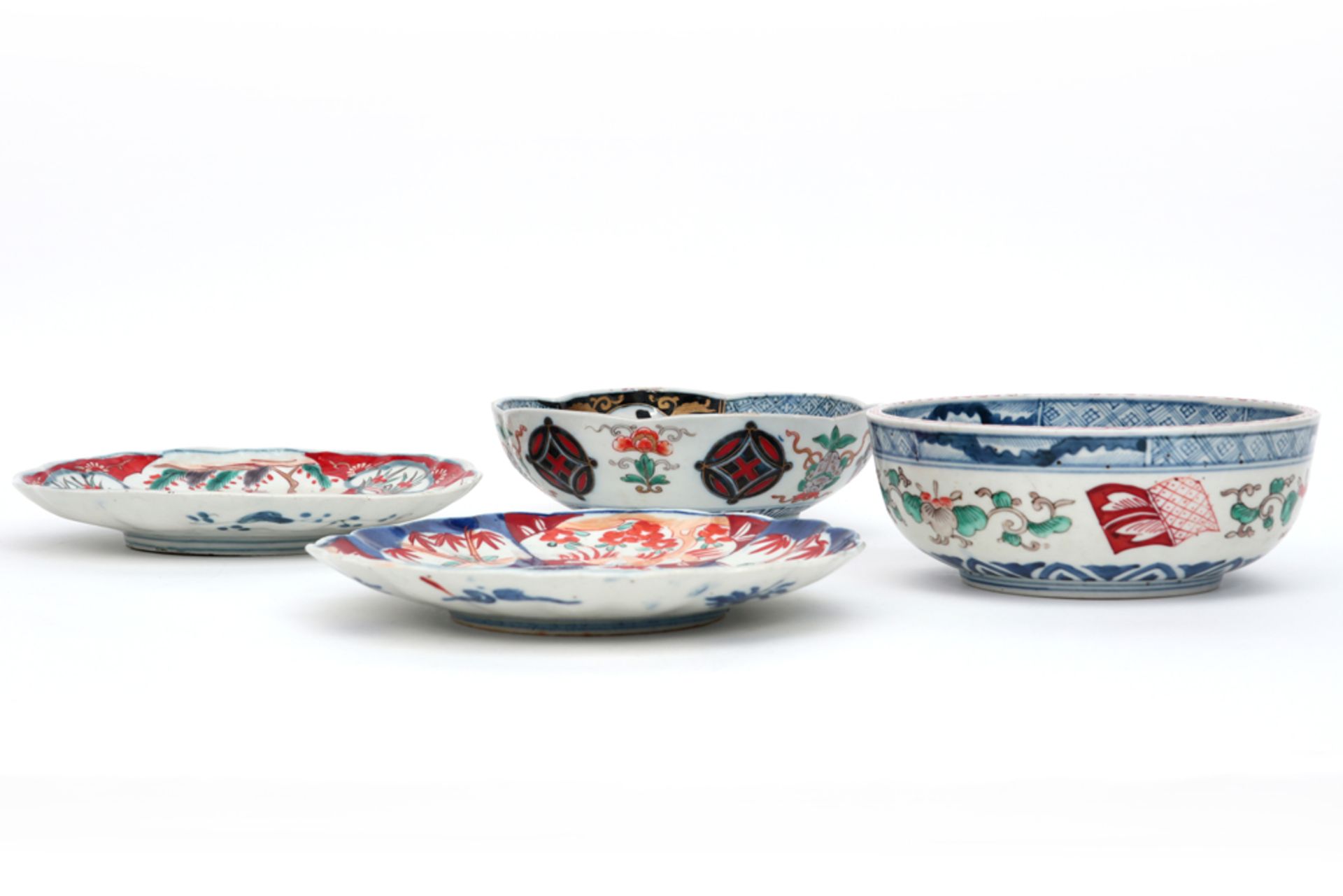 two antique plates and bowls in Japanese porcelain with Imari decor || Lot (4) antiek Japans - Image 3 of 3