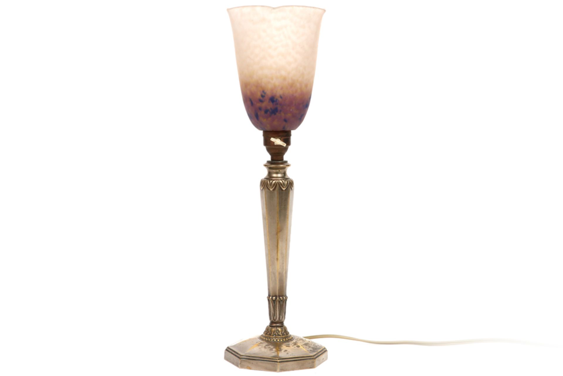 French Schneider signed Art Deco lamp with a silverplated base and a shade in pâte de verre || - Image 2 of 4