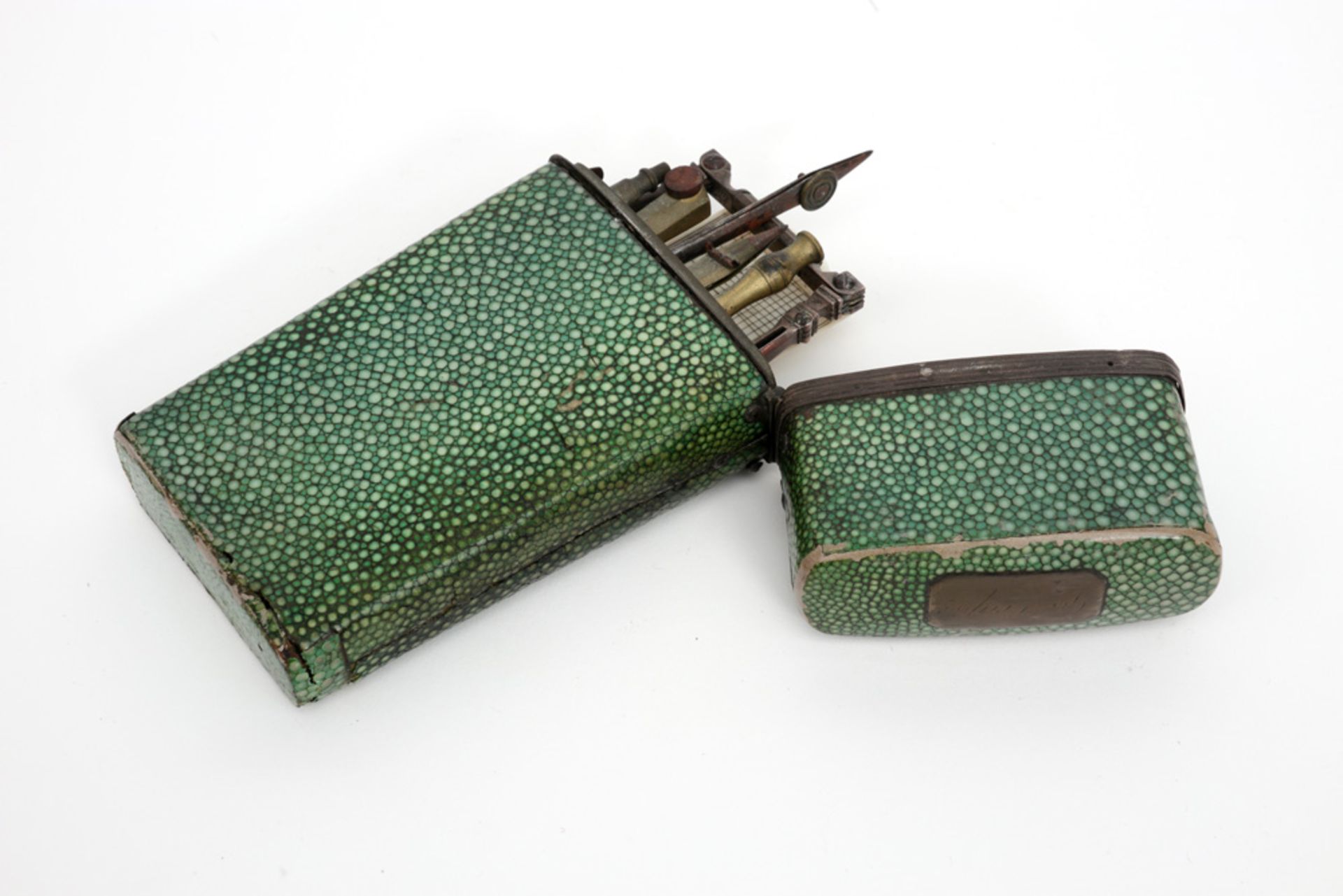 case in green shagreen with its original contents || Etui in shagrijn (groen) met passer en