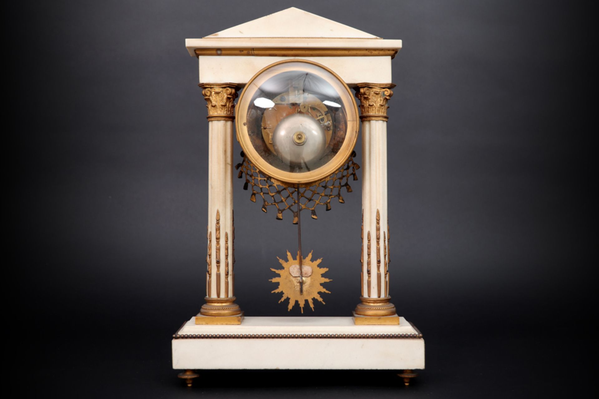 antique neoclassical clock in marble and gilded bronze (with a replaced face) || Antieke - Image 2 of 3