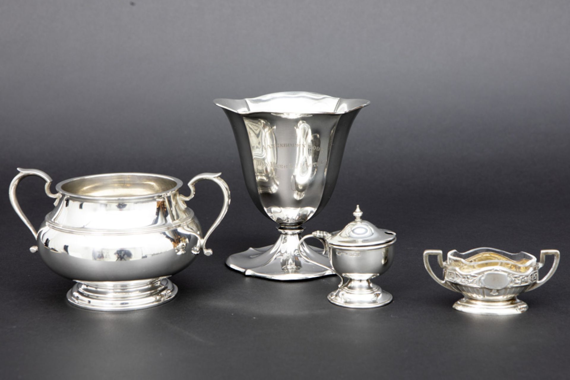 four items in marked silver || Lot (4) gemerkt massief zilver met een suikerpot, een mosterdpotje,