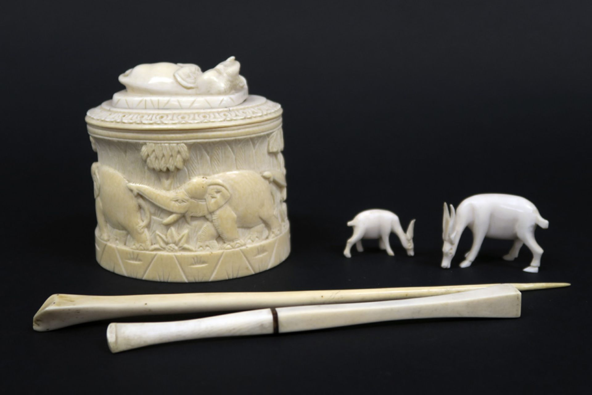 5 pieces of old ivory amongst which a lidded box with elephants || Lot (5) ivoor met een - Image 6 of 6