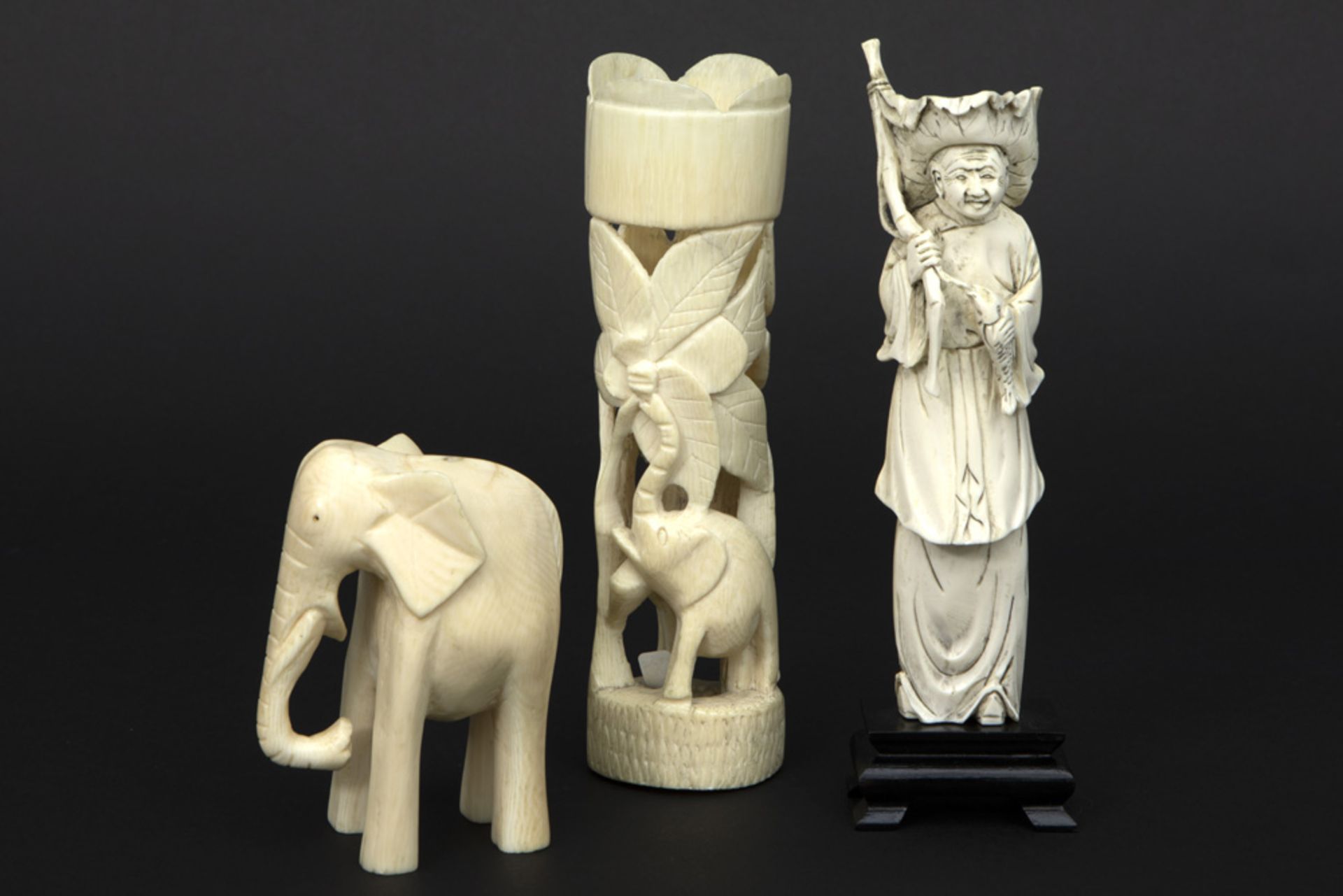 three small sculptures in ivory || Lot van drie kleine sculpturen in ivoor