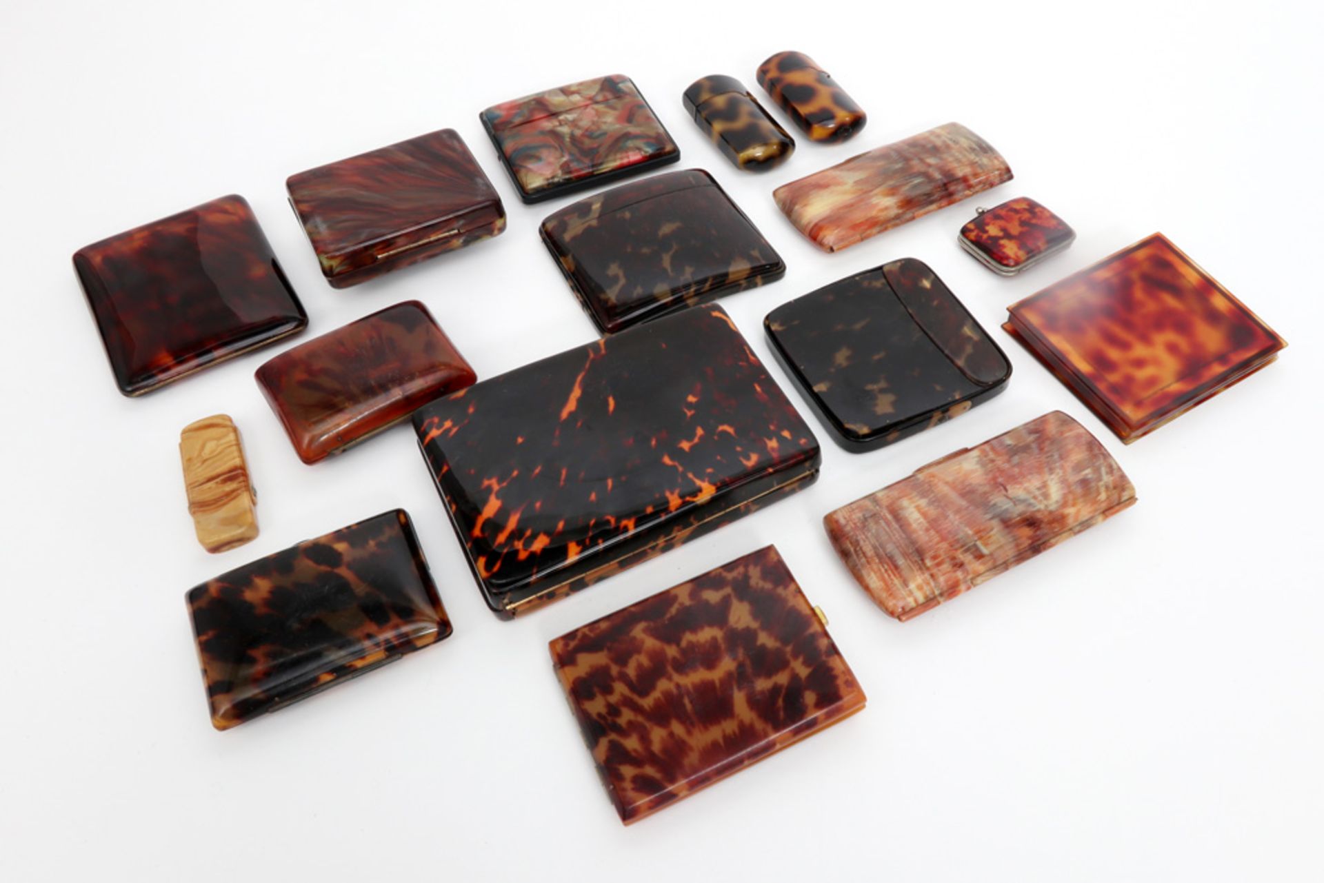 several small boxes in tortoiseshell or other materials || Lot doosjes in schildpad en ander - Image 2 of 3