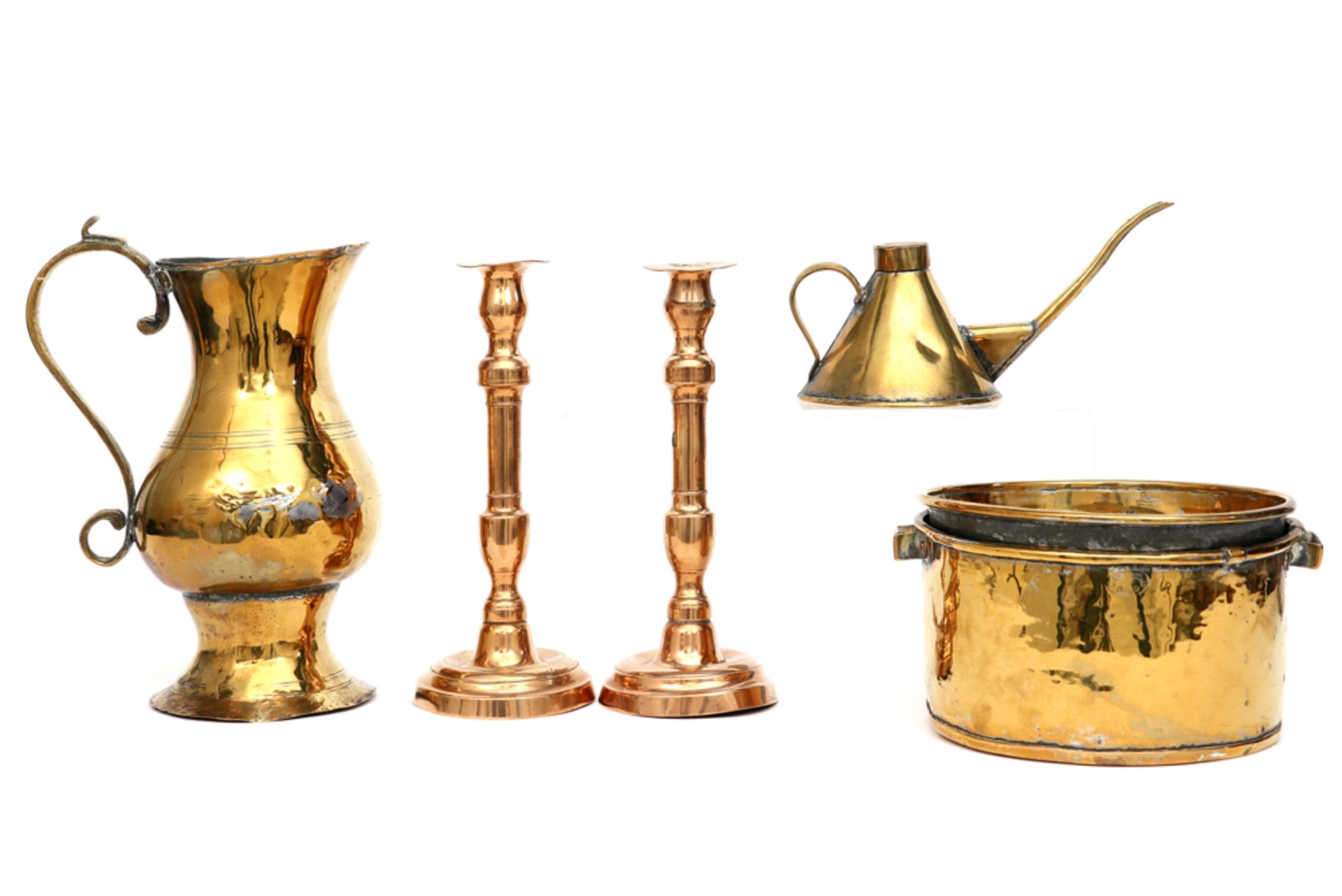 five antique pieces of brass || Lot (5) antiek koper met een paar kandelaars, schenkkan,