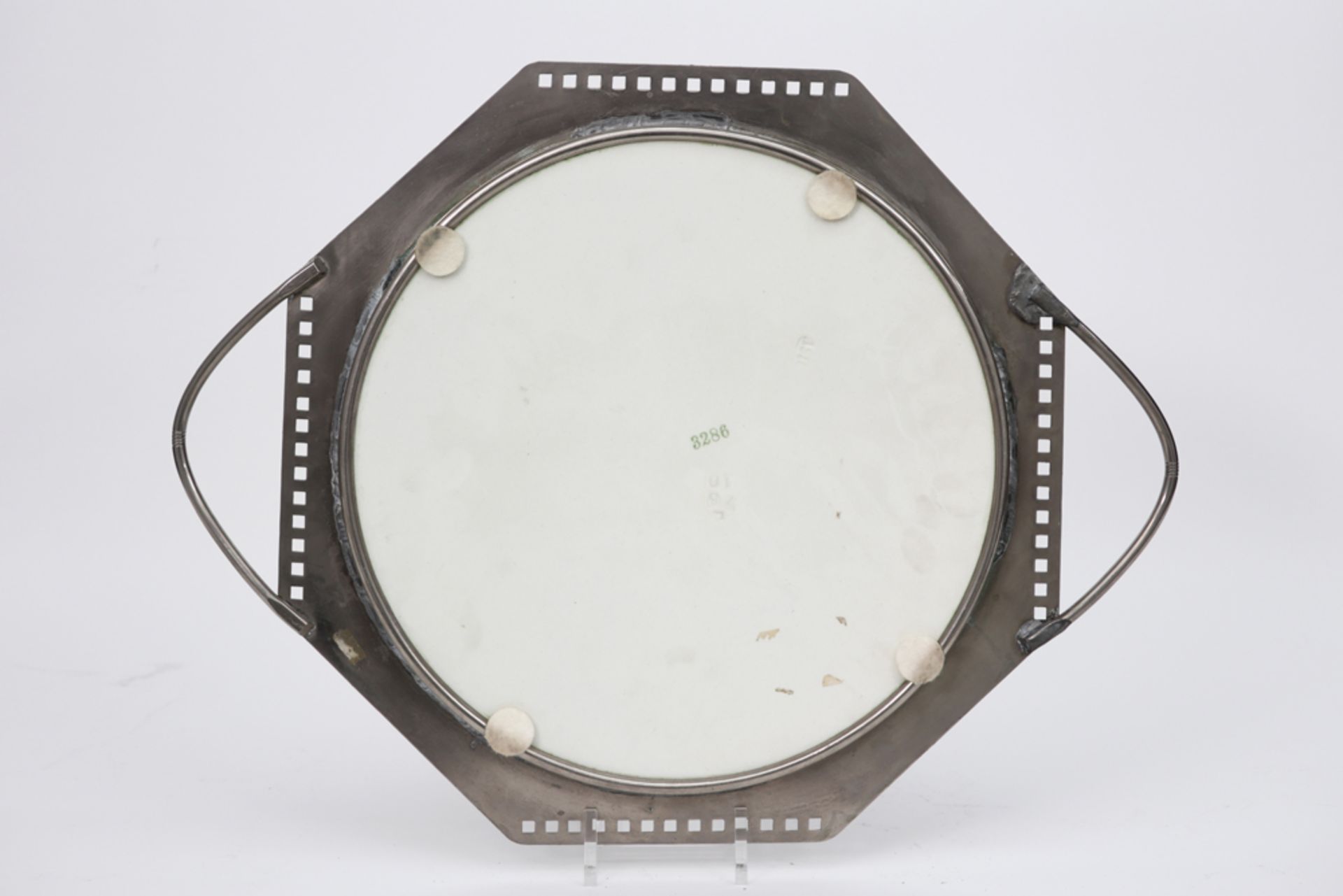 Jugenstil serving tray with plate in marked ceramic with a pewter mounting || Jugendstil-schaal - Image 2 of 3