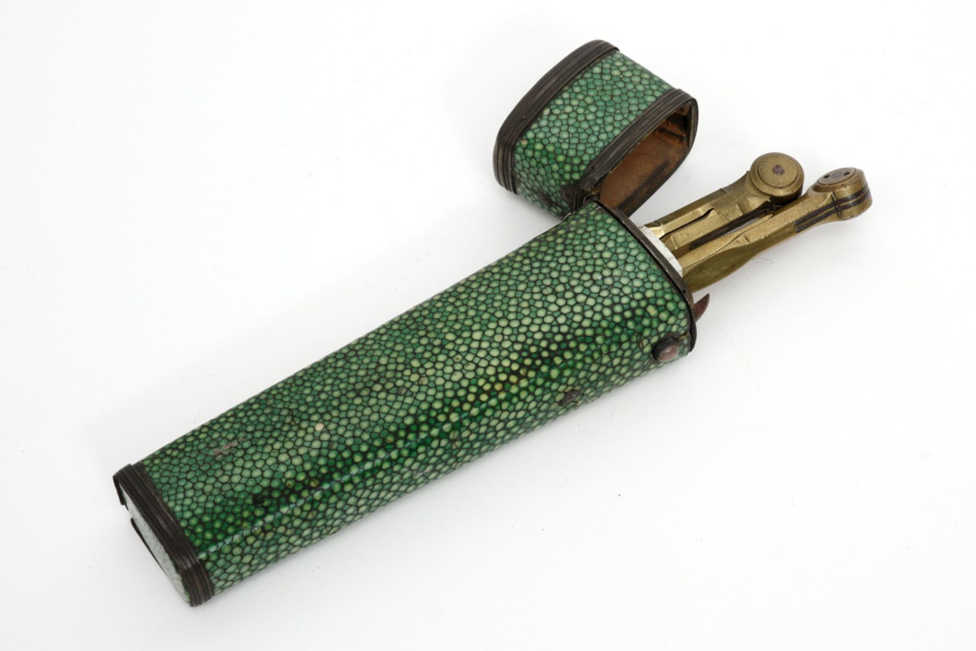 case in green shagreen with its original contents || Etui in shagrijn (groen) met passer en