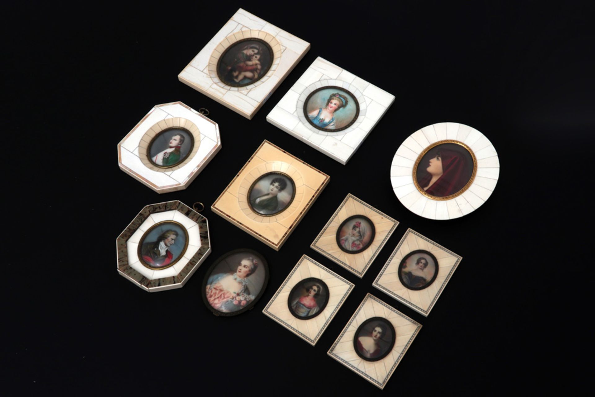 eleven framed miniatures || Lot van 11 ingekaderde miniaturen