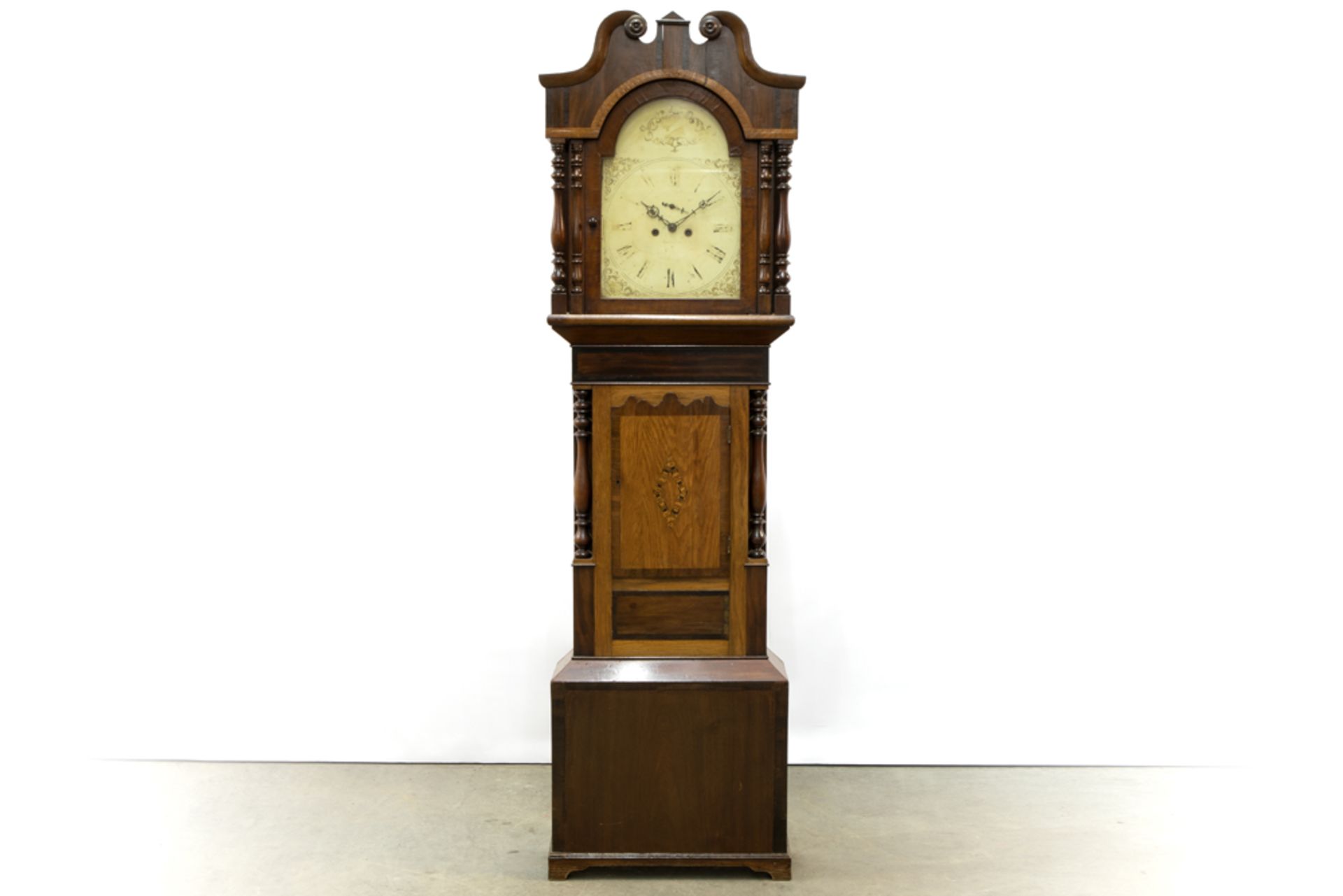 19th Cent. English longcase clock with case in mahogany and oak || Vrij imposante negentiende eeuwse