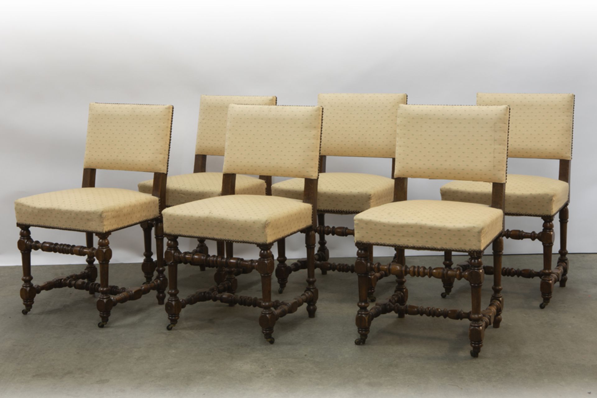 set of six renaissance revival chairs in oak || Set van zes neorenaissance-stoelen in eik