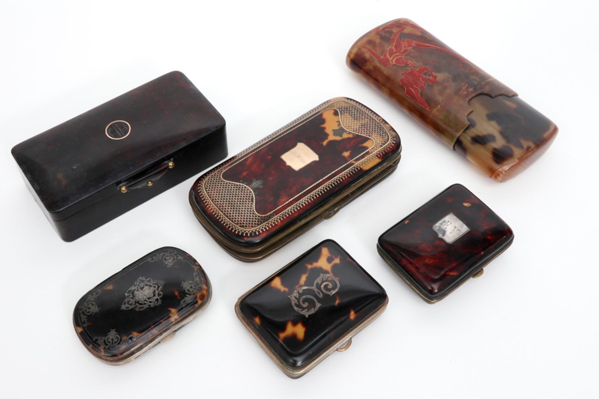 collection of old and antique small boxes in or with tortoiseshell || Verzameling van zes antieke en