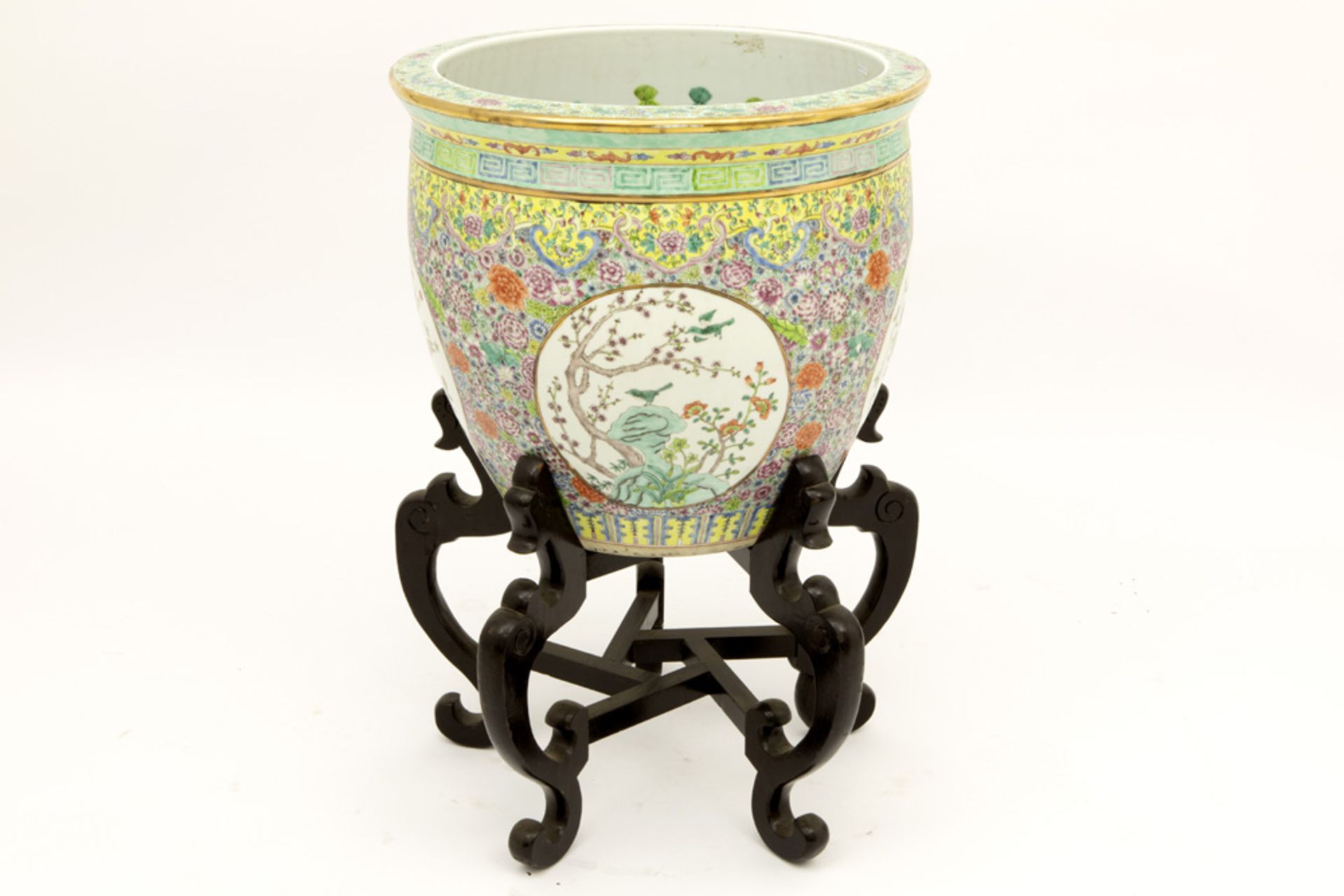 20th Cent. Chinese porcelain fishbowl with polychrome decor and with its stand || Chinese "fishbowl"