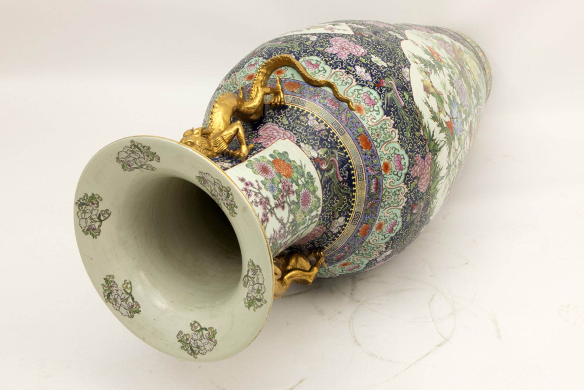 big 20th Cent. Chinese vase in porcelain with a polychrome decor || Grote 20ste eeuwse Chinese - Image 4 of 5