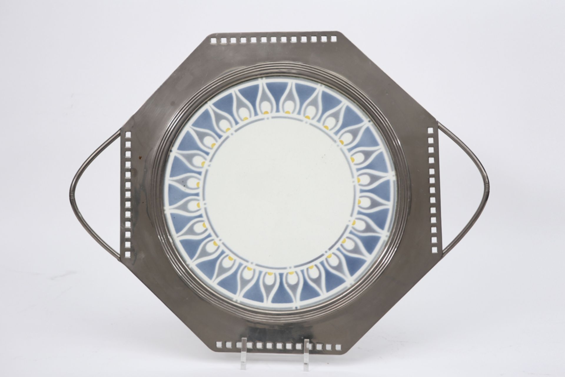 Jugenstil serving tray with plate in marked ceramic with a pewter mounting || Jugendstil-schaal