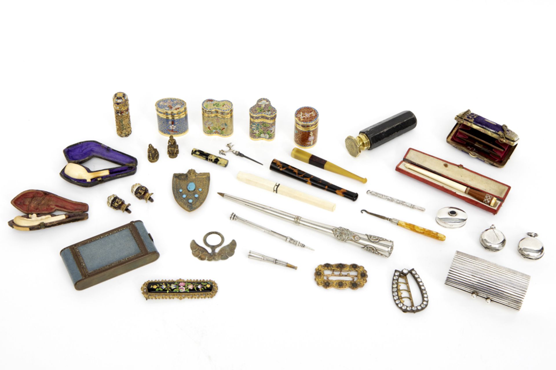 lot with various smalls (boxes, pens, evening bags, ...) || Varia snuisterijen met pillendoosjes,