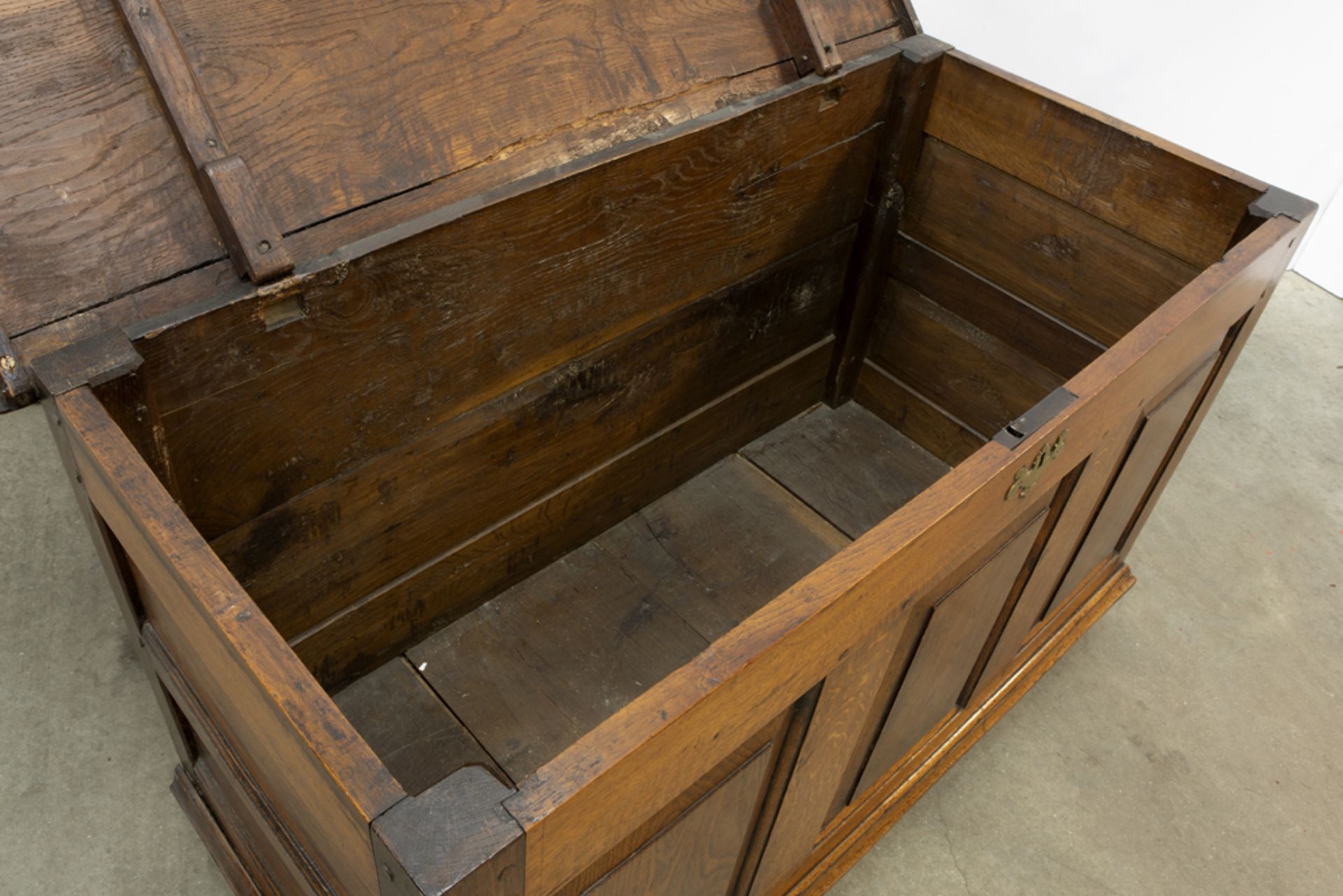 18th Cent. chest in oak || Achttiende eeuwse koffer in eik - Bild 3 aus 3