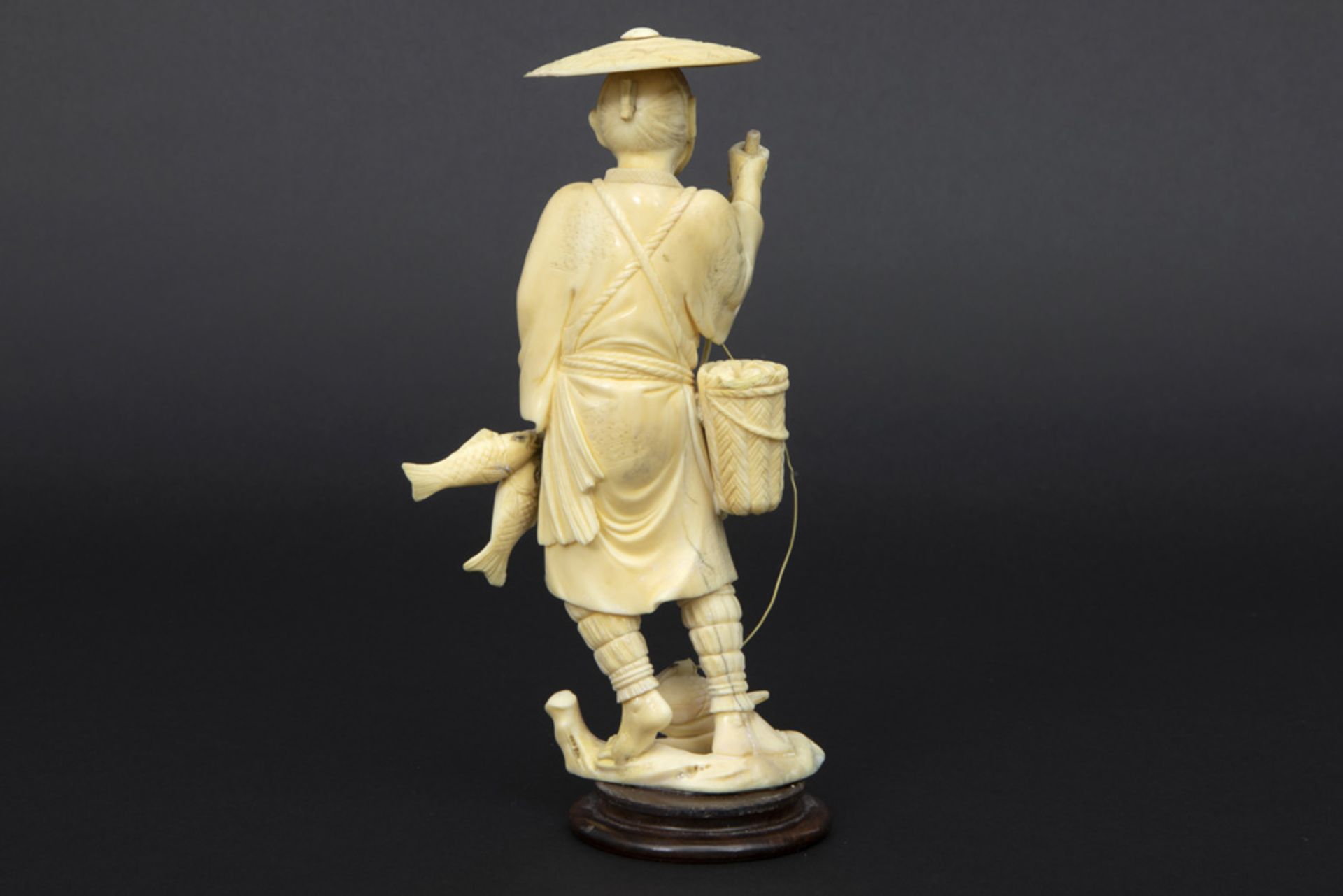 old Japanese ivory sculpture || Oude Japanse sculptuur in ivoor : "Visser met buit" - hoogte : 16, - Image 3 of 3