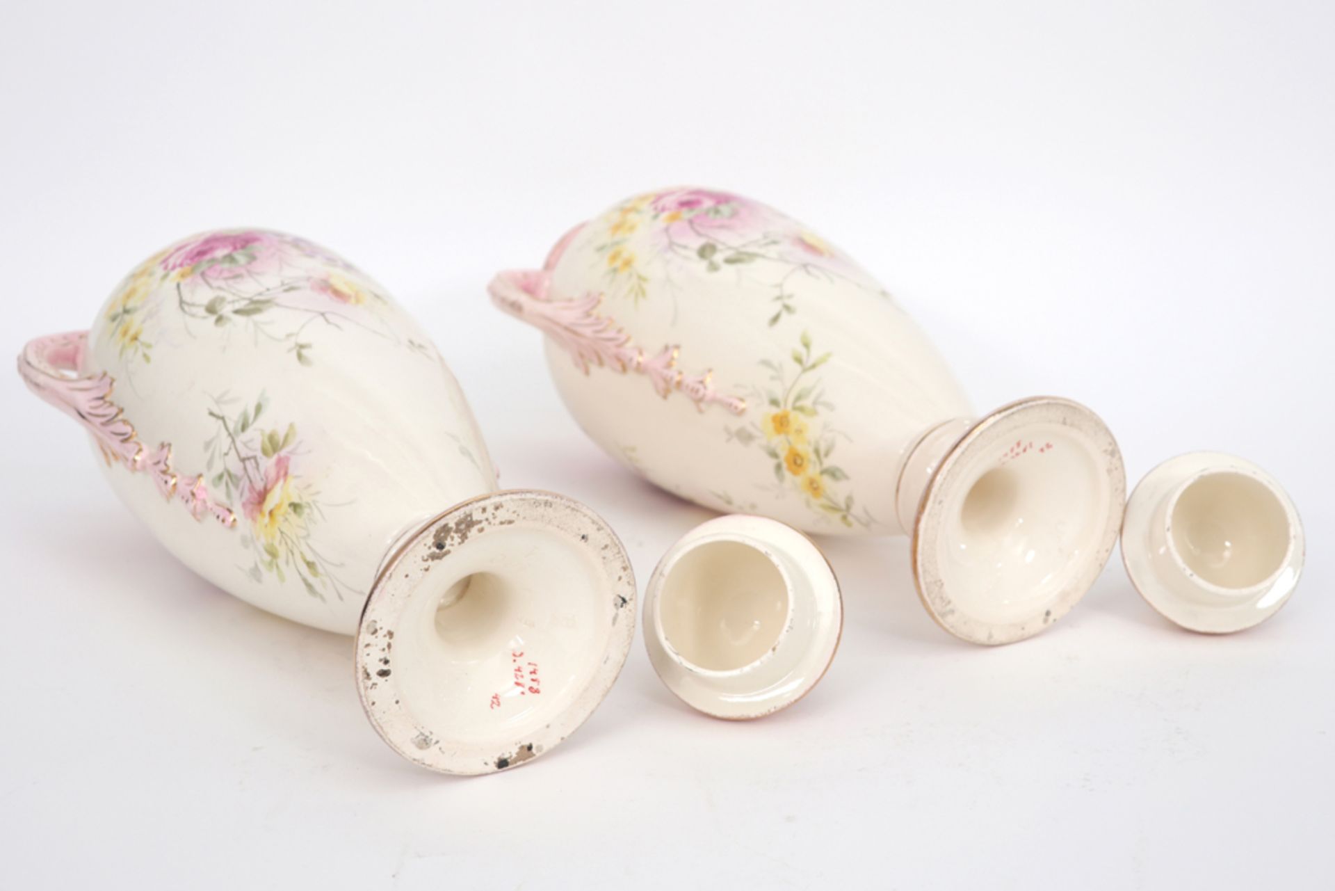 pair of late 19th Cent. lidded vases in marked ceramic || Paar gedekselde laat negentiende eeuwse - Image 4 of 5