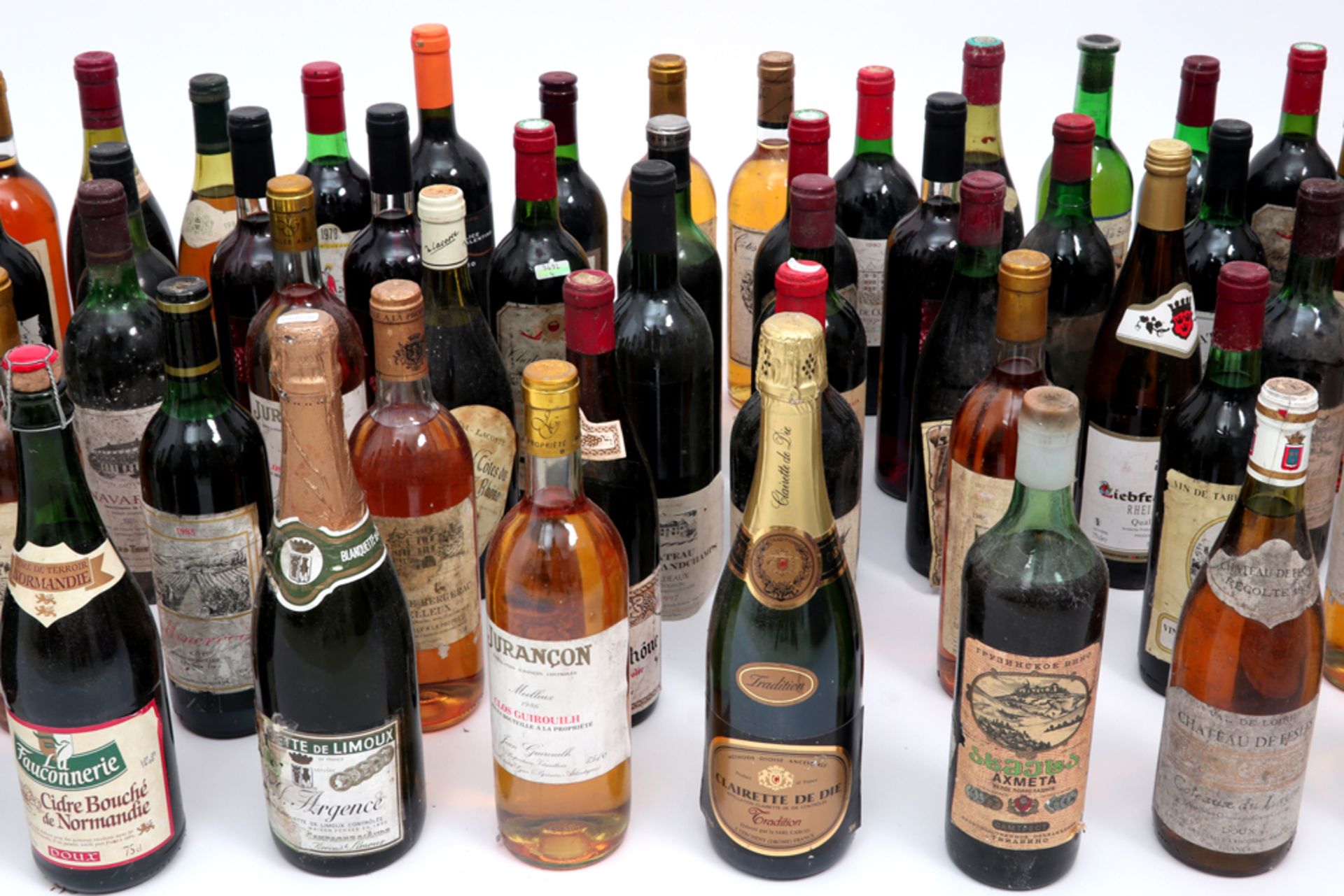 various lot bottles of wine and other || Kelderrestant : lot wijnen en andere - Image 4 of 4