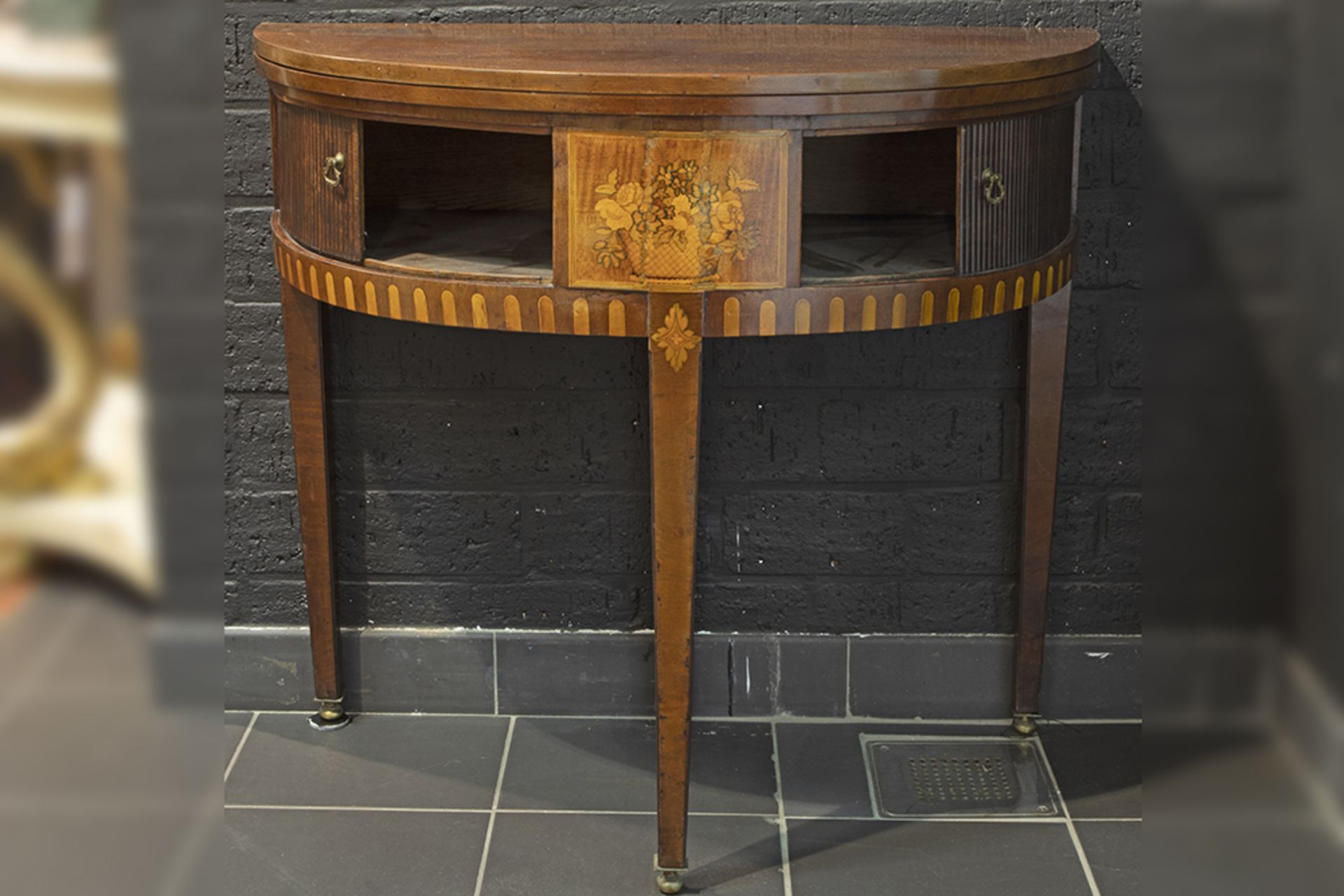 18th Cent. neoclassical side cabinet (convertible into a round table) in mahogany with inlay || - Bild 2 aus 2