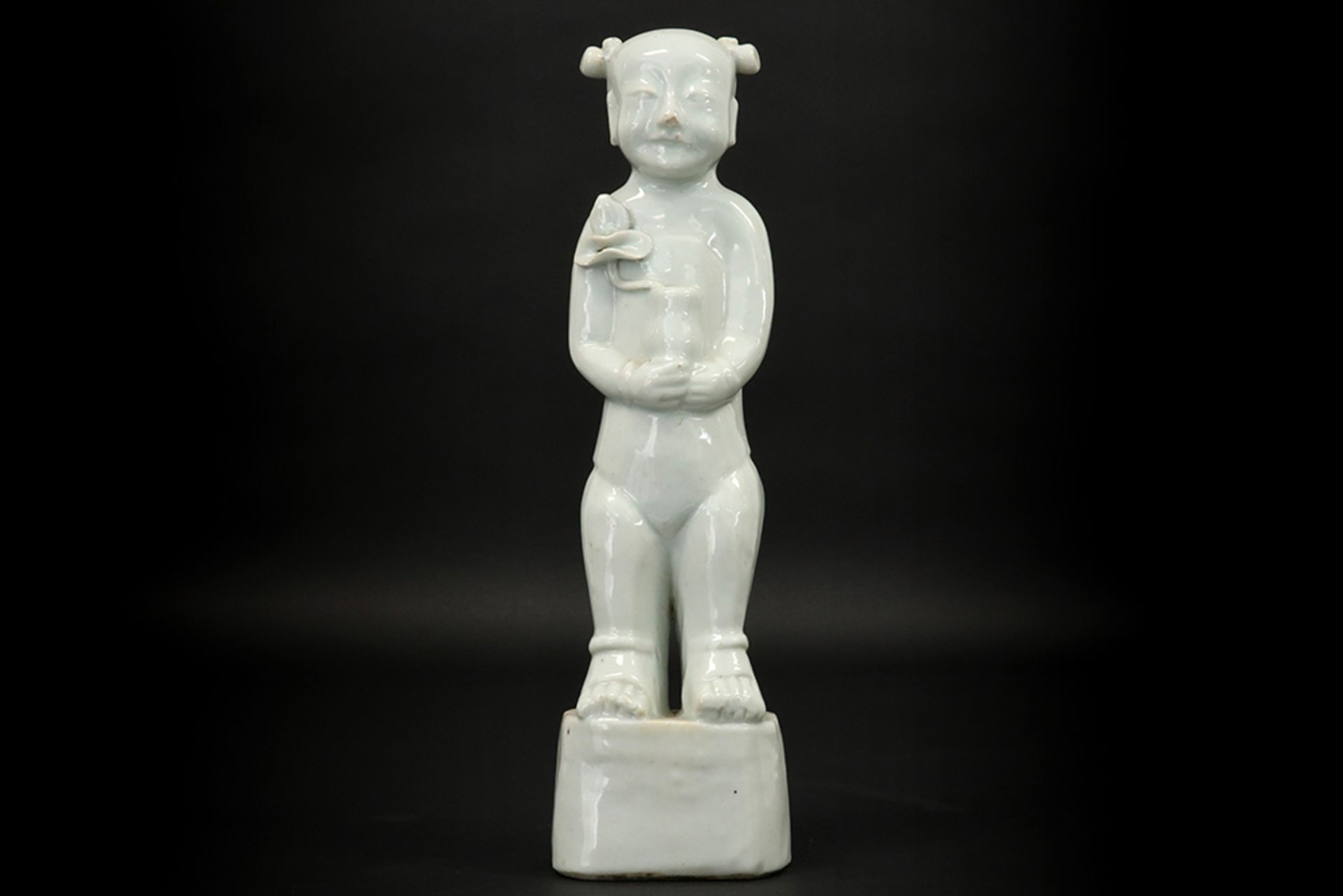 18th Cent. Chinese Laughing Boy in porcelain || Achttiende eeuwse Chinese zgn "laughing boy" in