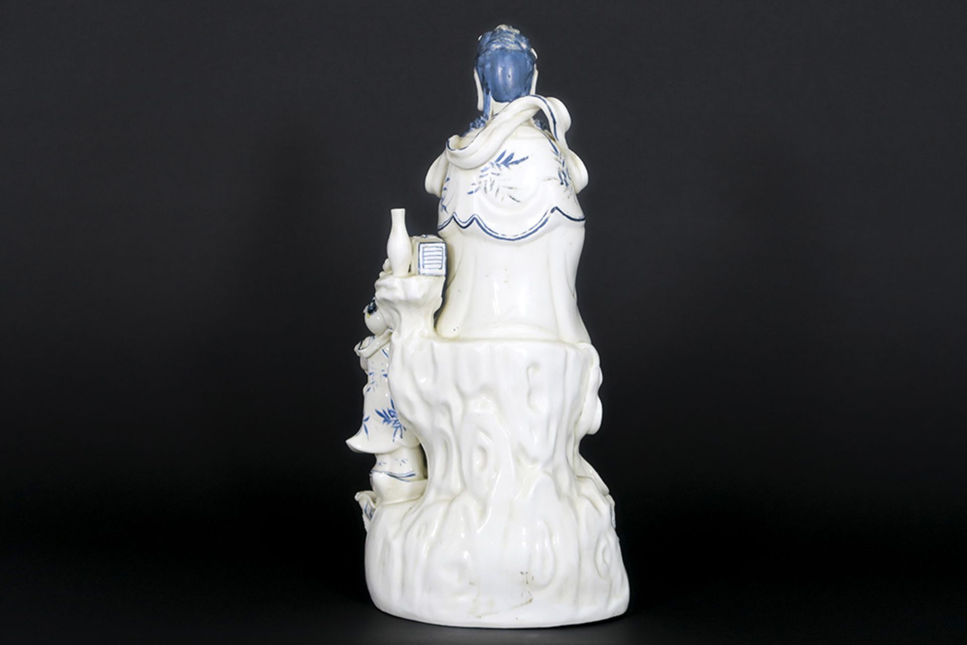 "Quan Yin" sculpture in 'blanc de Chine'-porcelain || Sculptuur in "blanc de Chinese" porselein , - Image 3 of 3