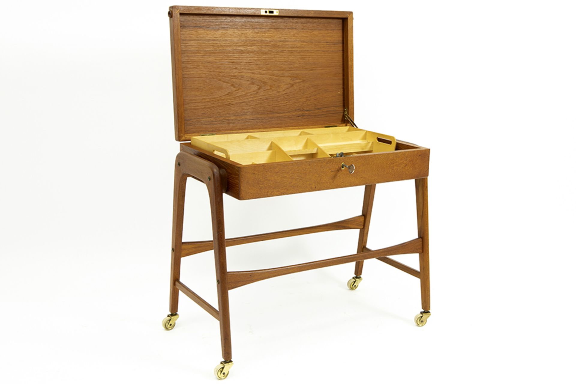 Danish sixties' teak sewing-table attributed to Poul Dinesen || DINESEN POUL (° 1911) sixties' Deens - Image 2 of 2