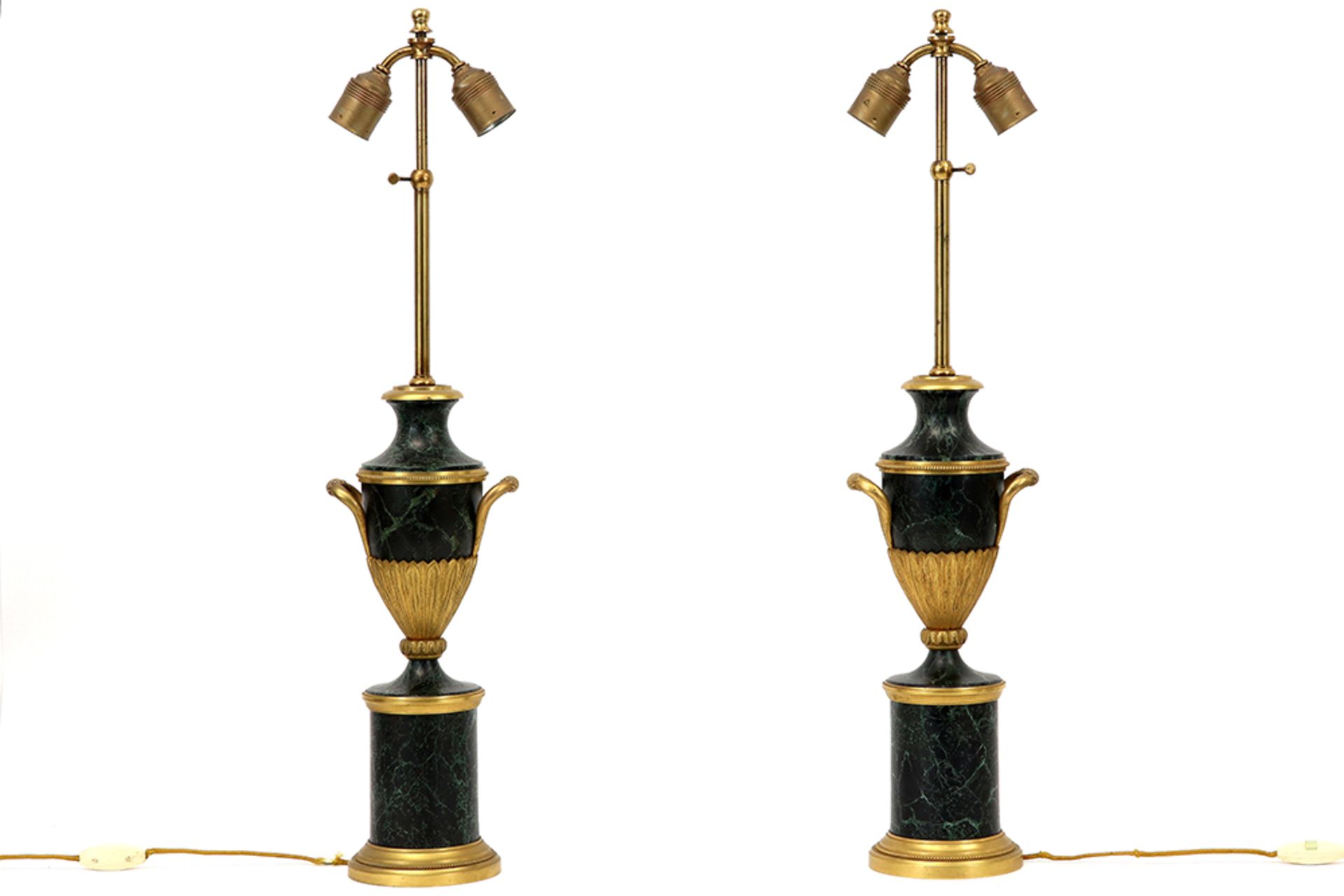 pair of neoclassical vases in green marbled metal and gilded bronze, made into lamps || Paar - Bild 3 aus 3