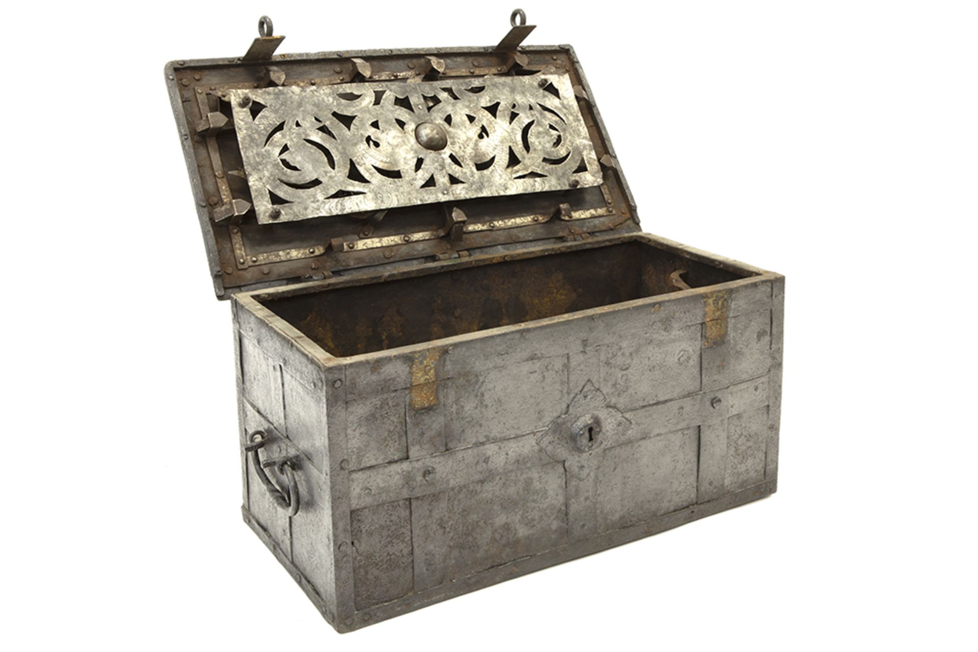 17th/18th Cent. iron chest with a nice lock || Zeventiende/achttiende eeuwse ijzeren kist met een - Image 2 of 4