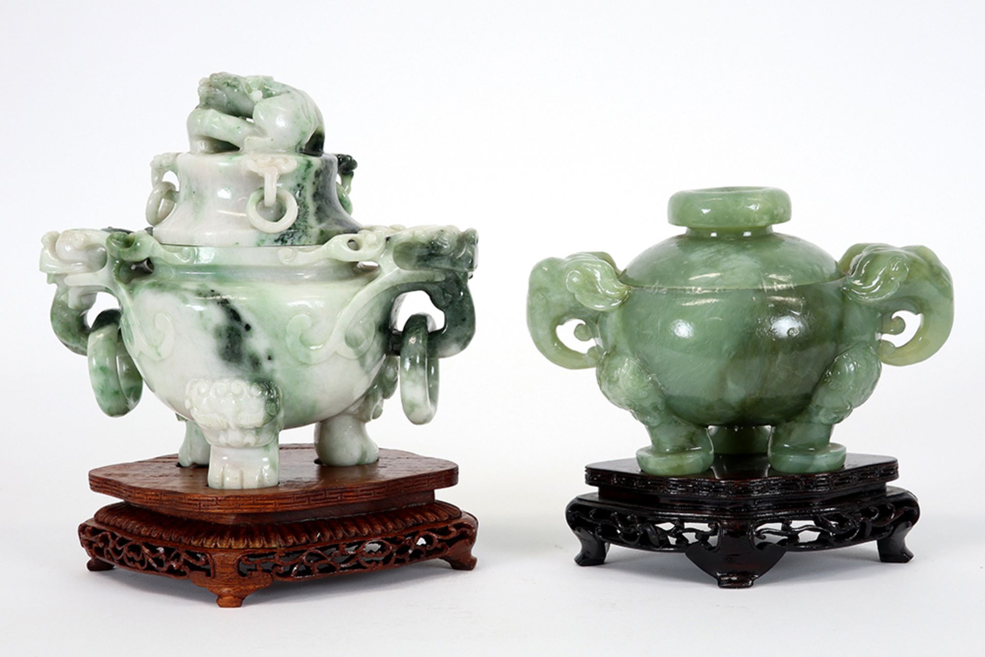 two Chinese lidded pots in jade || Lot van twee Chinese gedekselde recipiënten in jade - hoogtes : - Image 3 of 3