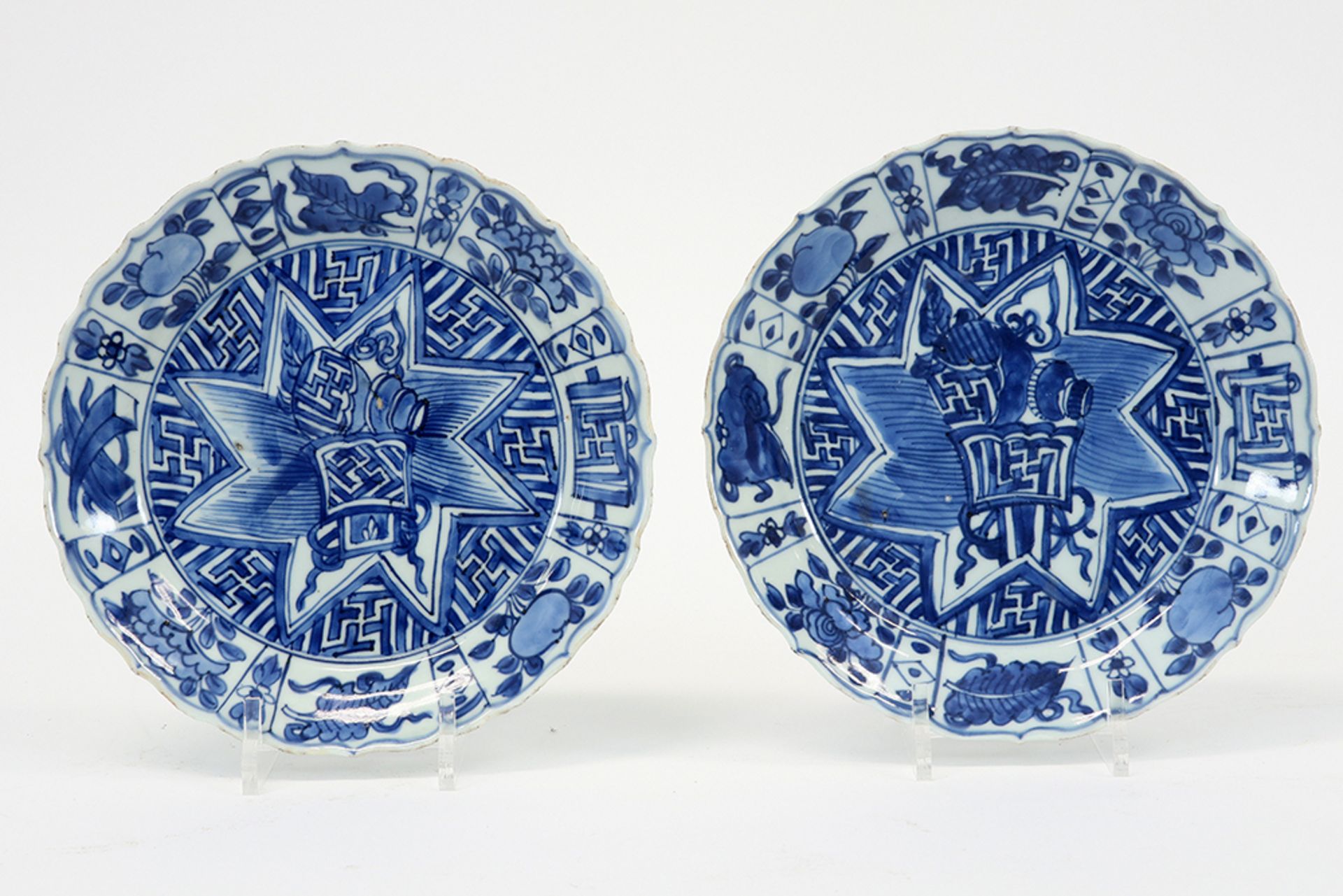 pair of 17th Cent. Chinese plates in porcelain with a quite special blue-white decor || Paar