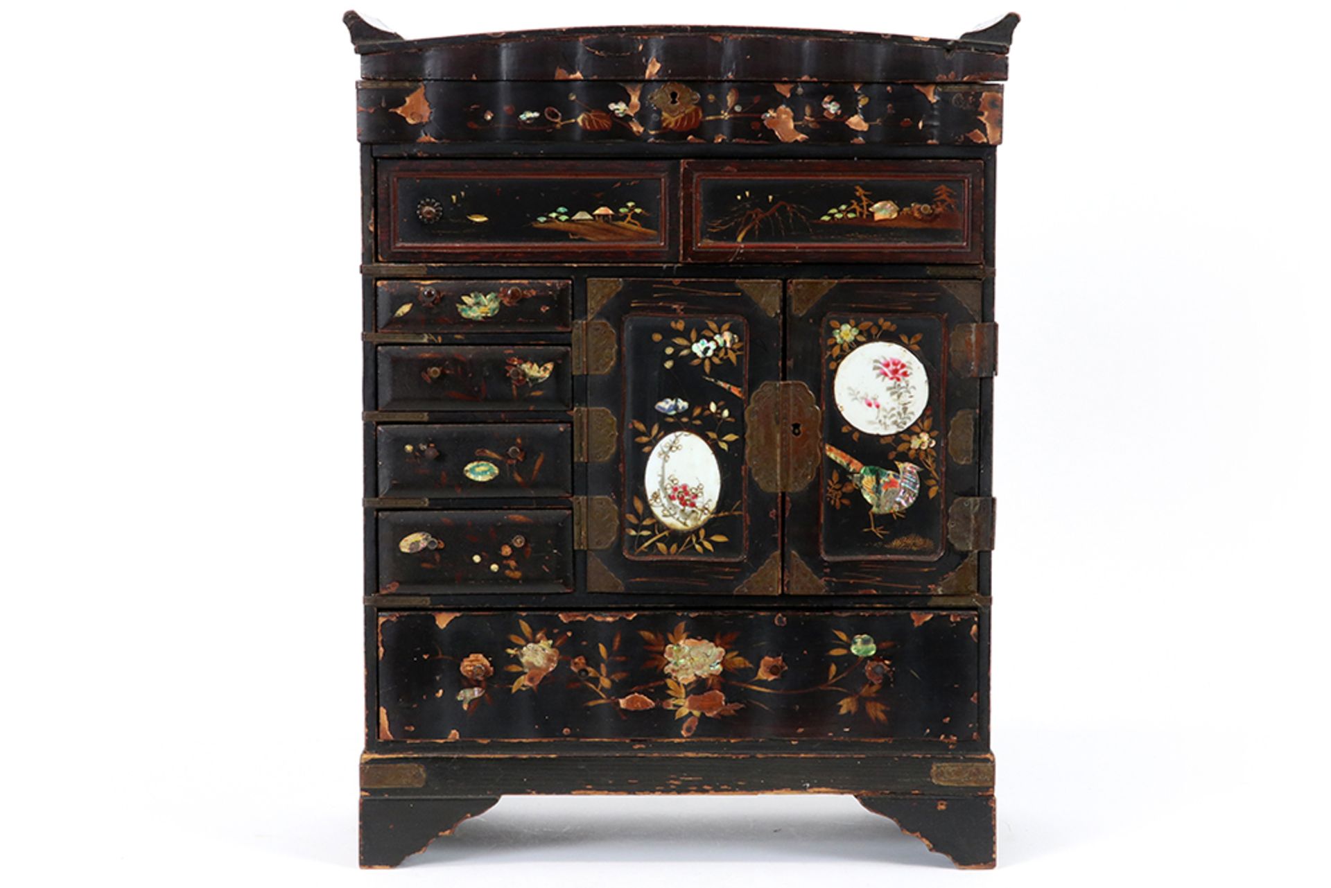 antique Japanese cabinet in lacquered wood with incrusted porcelain plaques and mother of pearl || - Bild 2 aus 4