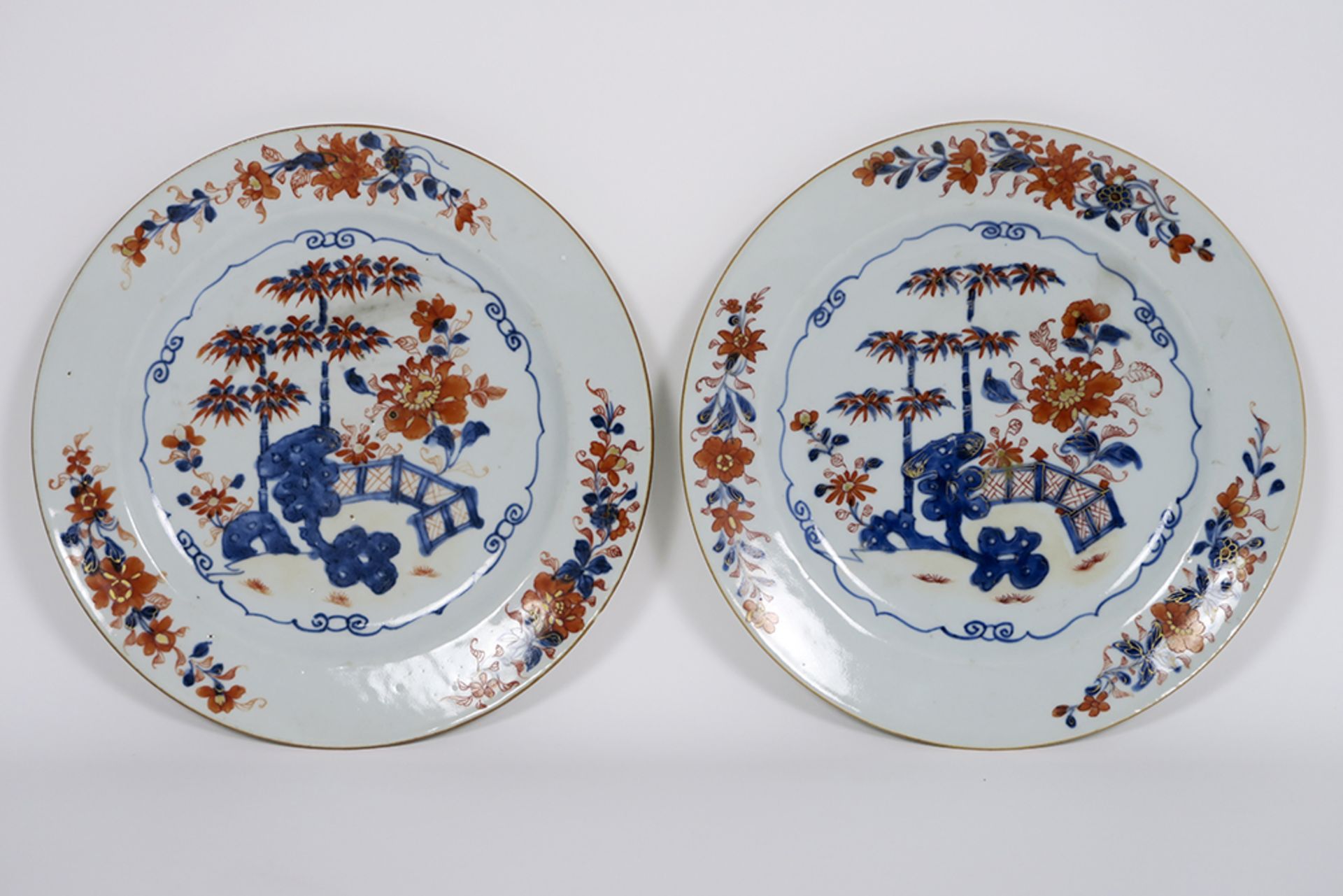 pair of 18th Cent. Chinese plates in porcelain with Imari decor with garden view || Paar