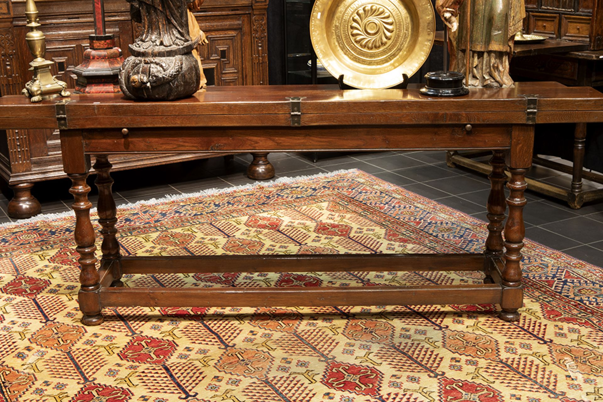 'antique' side table in oak || 'Antieke' eiken wandtafel met rechthoekig bovenblad met twee