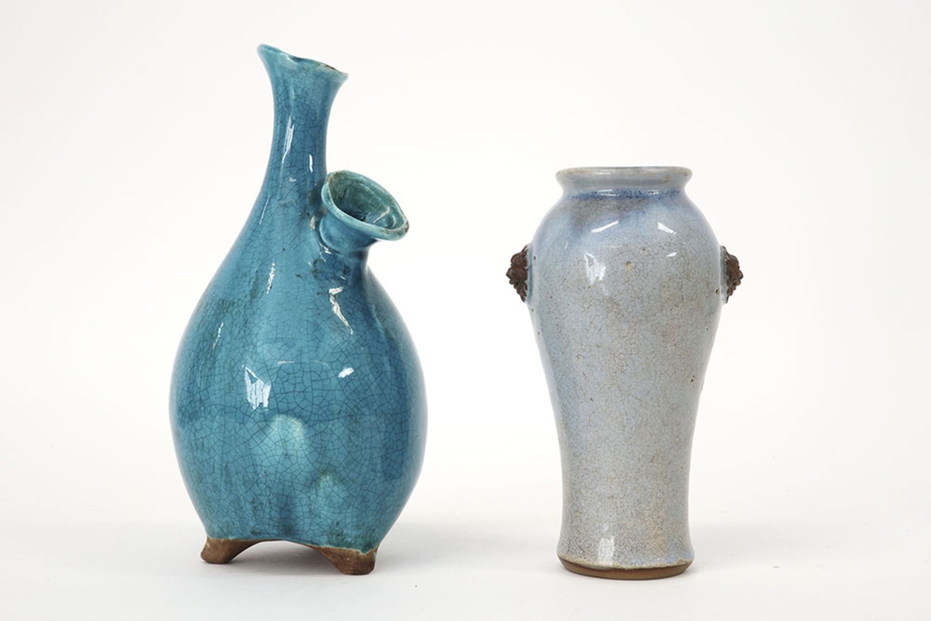 a Chinese crackle ware pitcher and vase || Lot (2) van een Chinese kruik en vaas met craquelé-