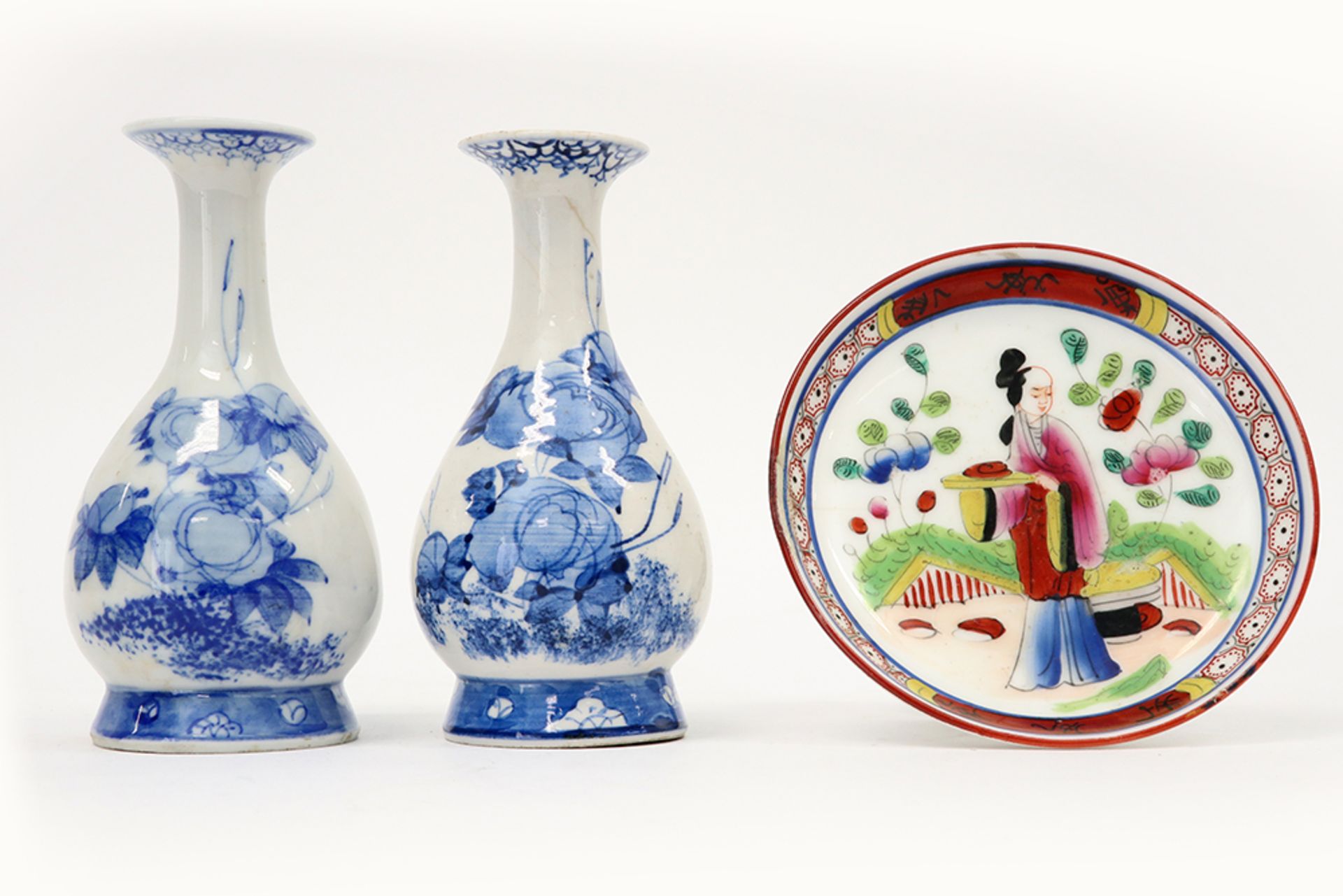 three pieces of porcelain || Drie stuks porselein met een paar Japanse vaasjes - Image 3 of 4