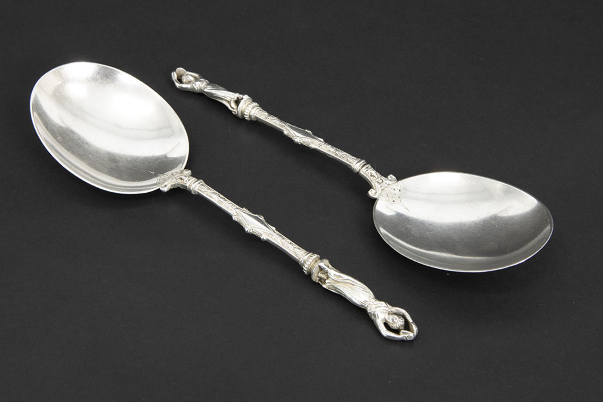 antique set of two serving spoons in Edward Hutton signed and marked silver in their original - Image 2 of 3