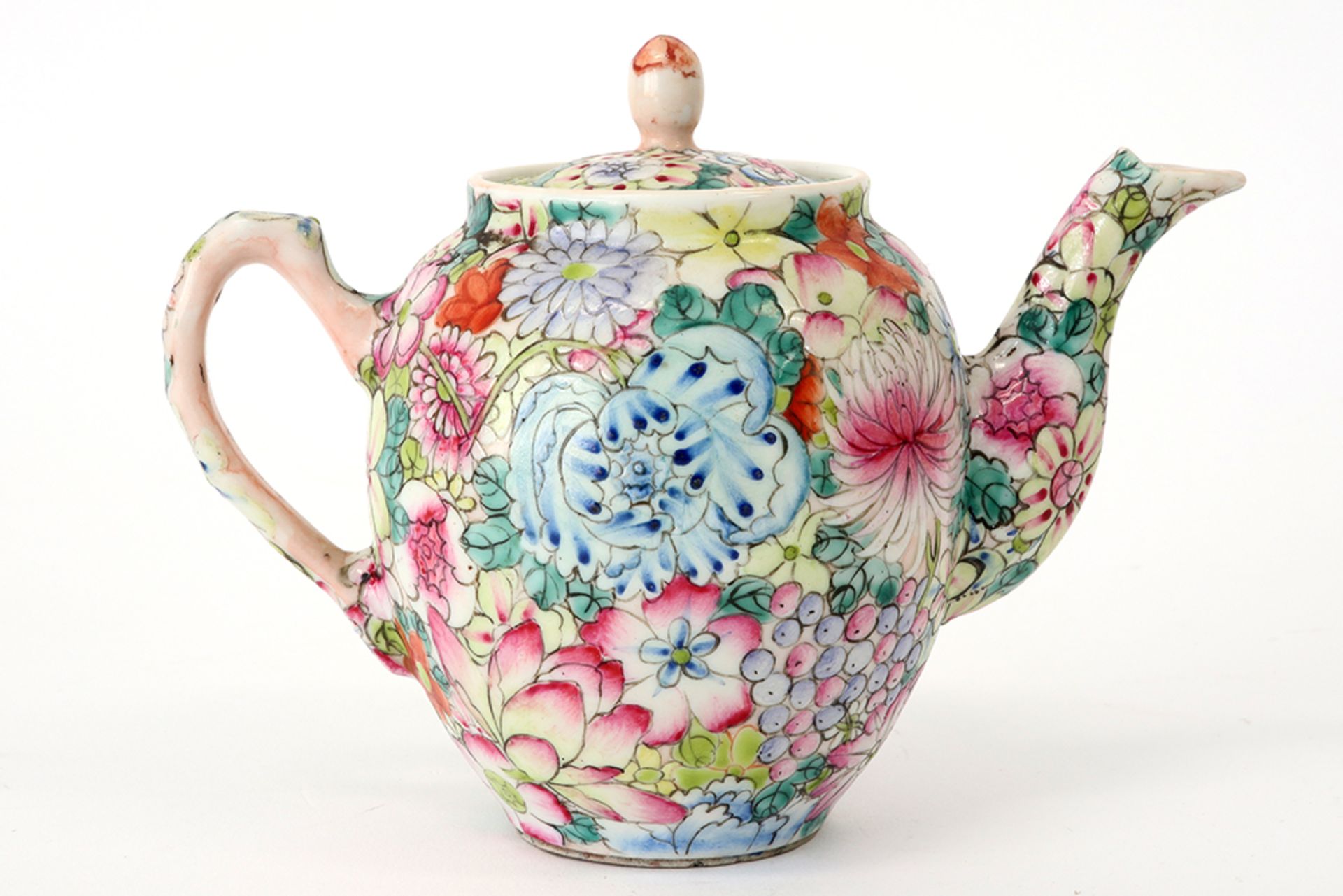 antique Chinese teapot in marked porcelain with a 'mille fiori' - decor || Antiek Chinees - Image 2 of 5