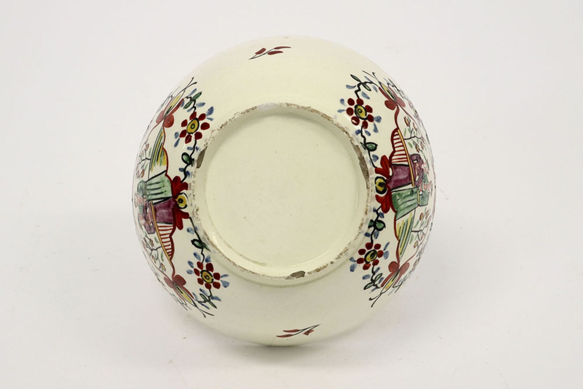 18th Cent. English creamware bowl with a painted chinese style decor || Achttiende eeuwse Engelse " - Image 4 of 4