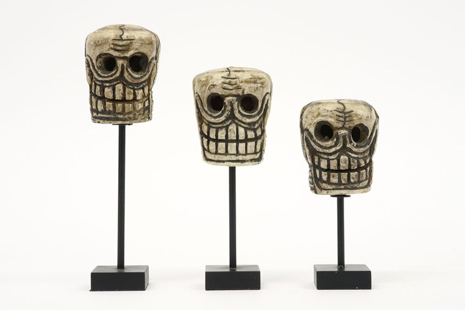 three Nepalese bone Cittipatti skull beads || Lot van drie Nepalese "cittipatti" - kralen in de vorm