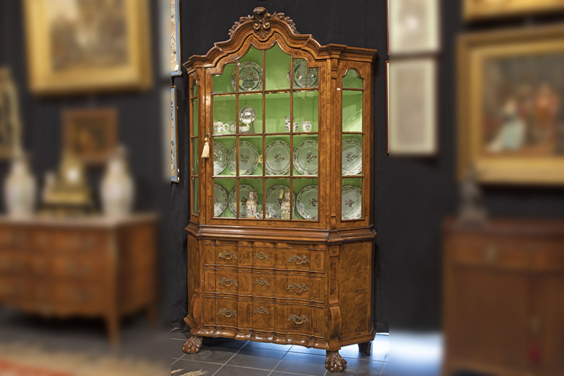 19th Cent. display cabinet in burr of walnut and walnut with a serpentine front chest || Mooi