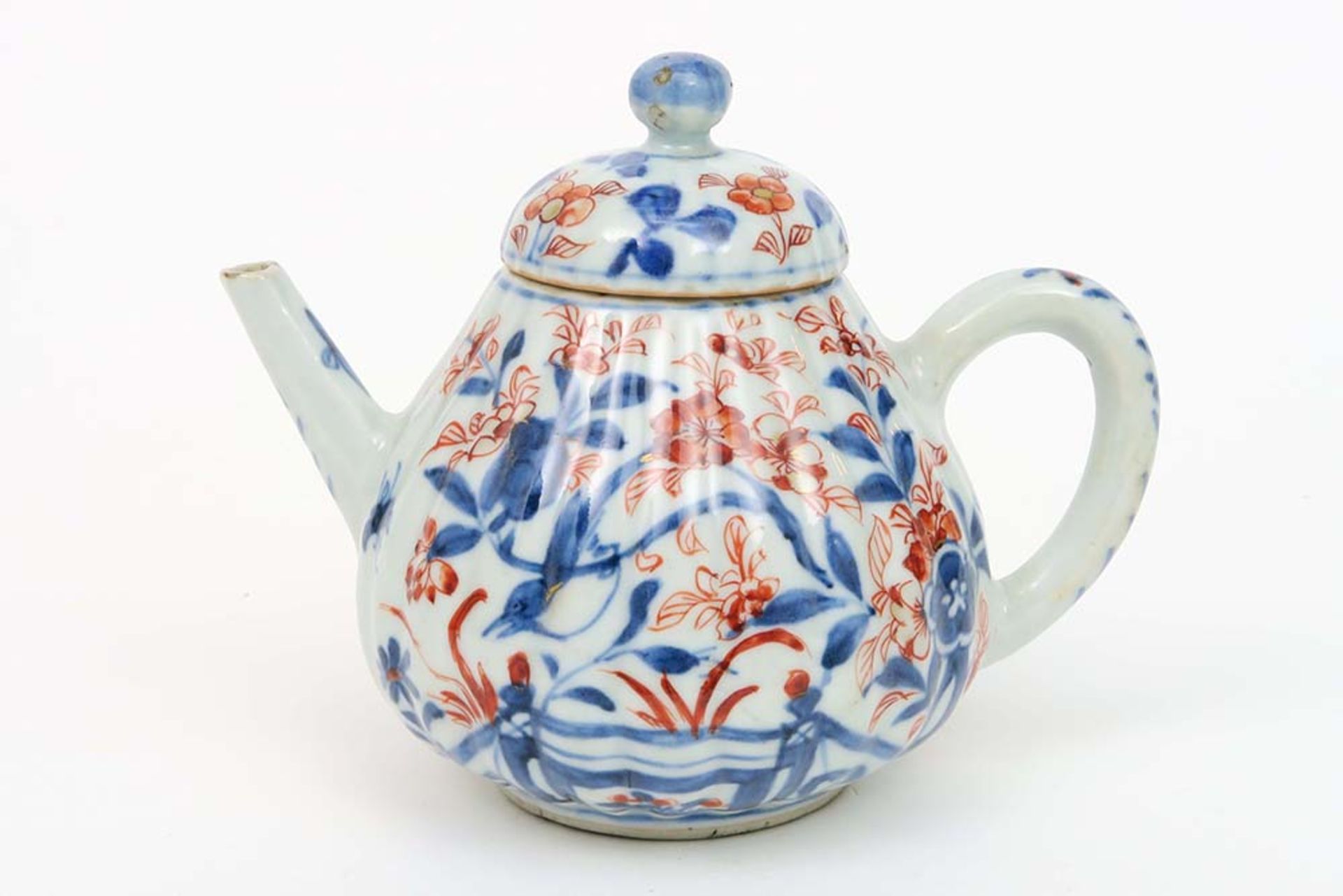 18th Cent. Chinese lidded tea pot in porcelain with an Imari flowers decor || Achttiende eeuwse