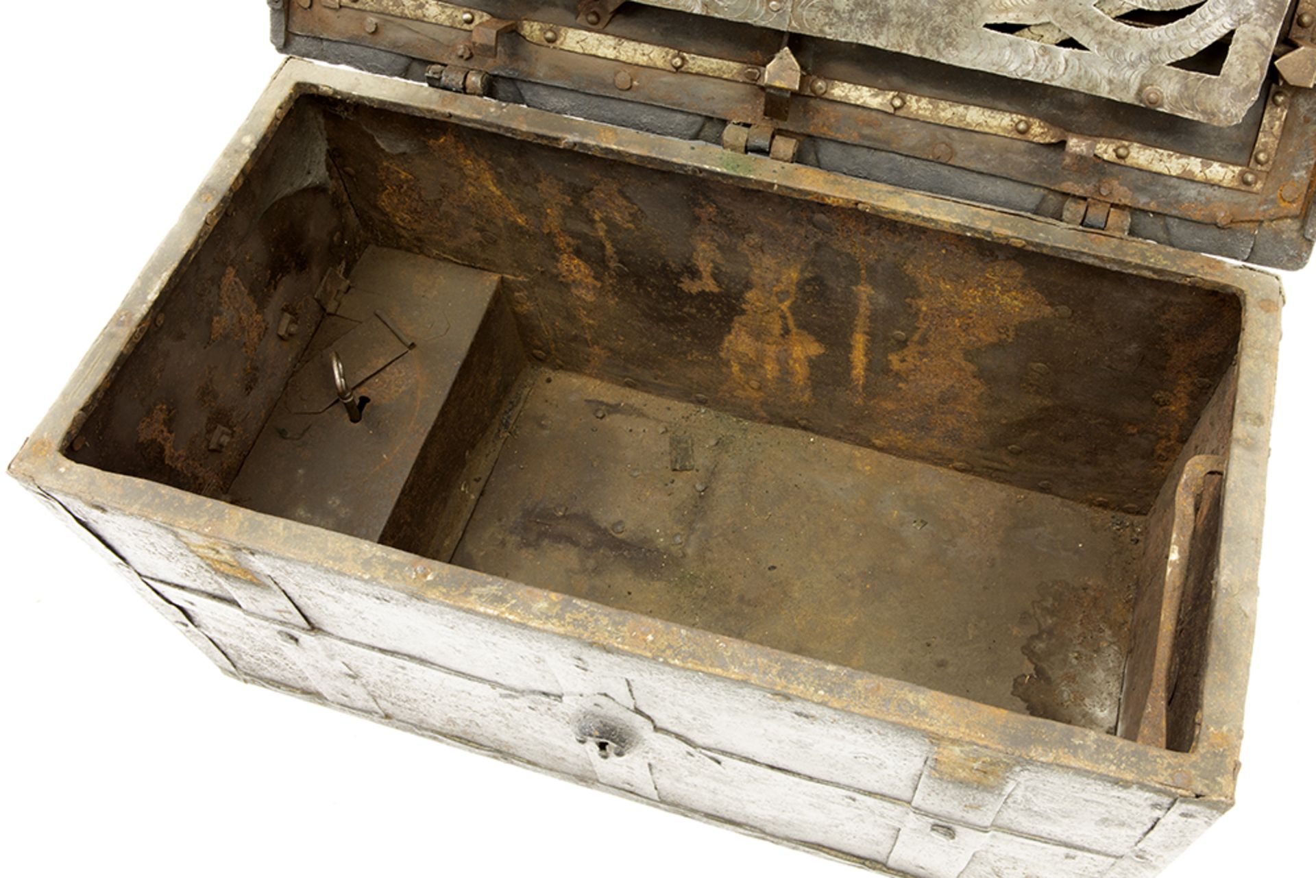 17th/18th Cent. iron chest with a nice lock || Zeventiende/achttiende eeuwse ijzeren kist met een - Image 3 of 4