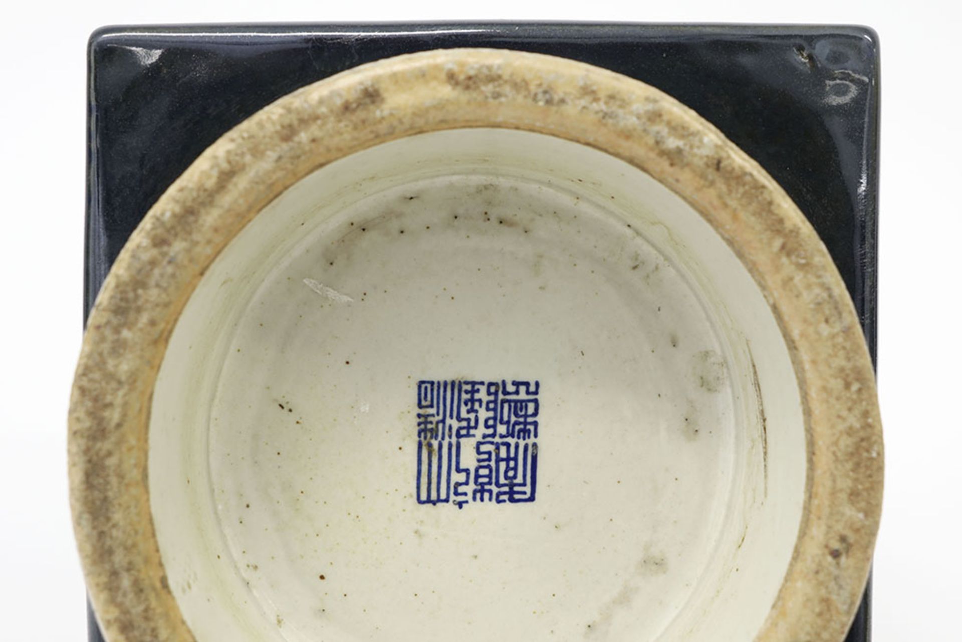 Chinese vase (with a square base) in marked porcelain with a cobalt blue glaze and a vegetal decor - Image 5 of 5