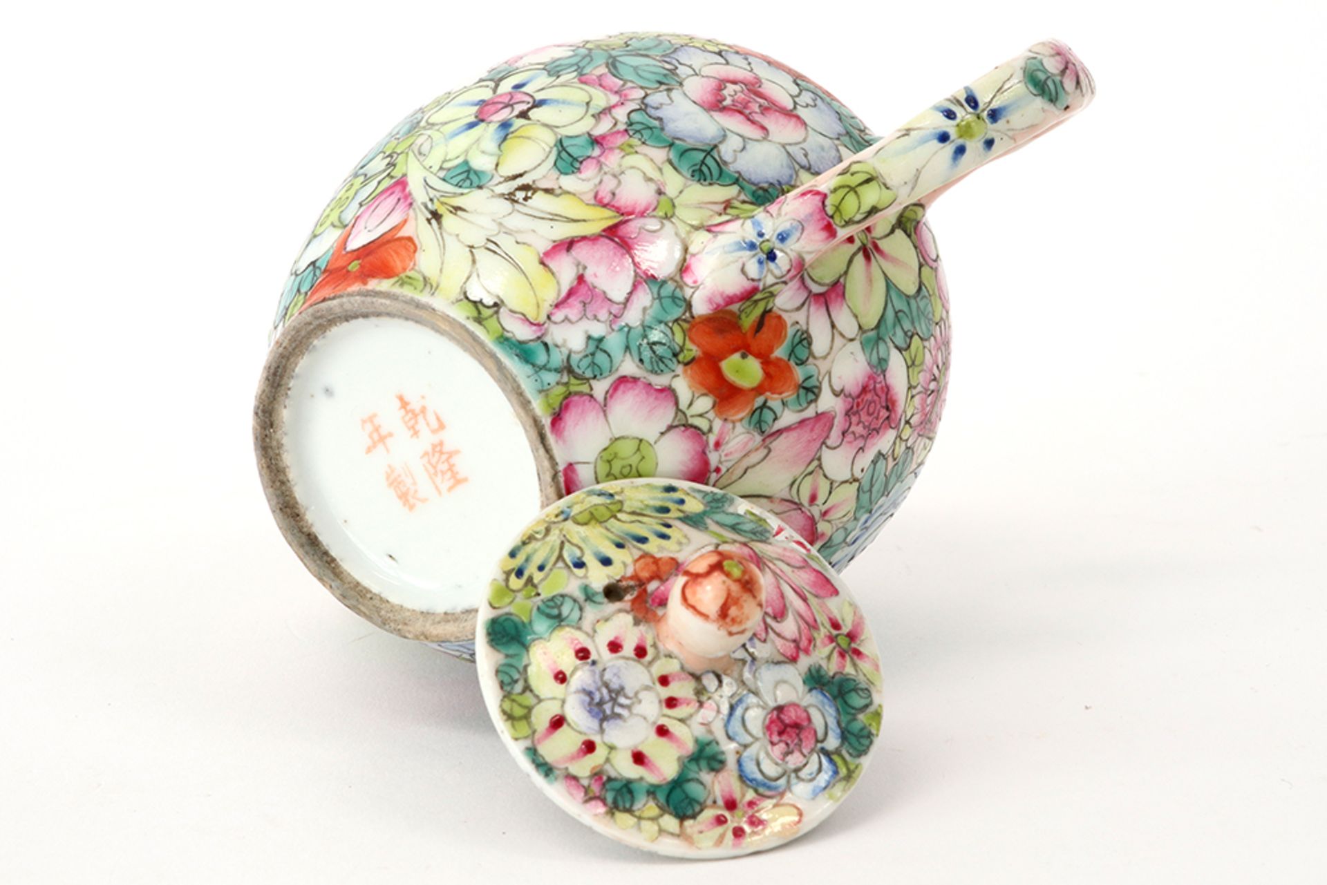 antique Chinese teapot in marked porcelain with a 'mille fiori' - decor || Antiek Chinees - Image 4 of 5