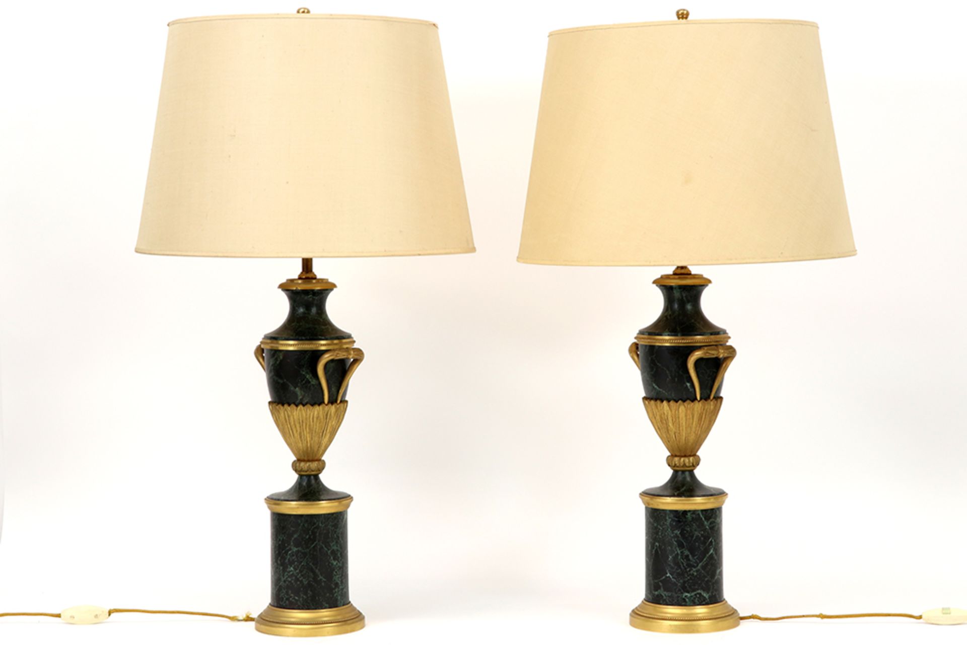 pair of neoclassical vases in green marbled metal and gilded bronze, made into lamps || Paar - Bild 2 aus 3